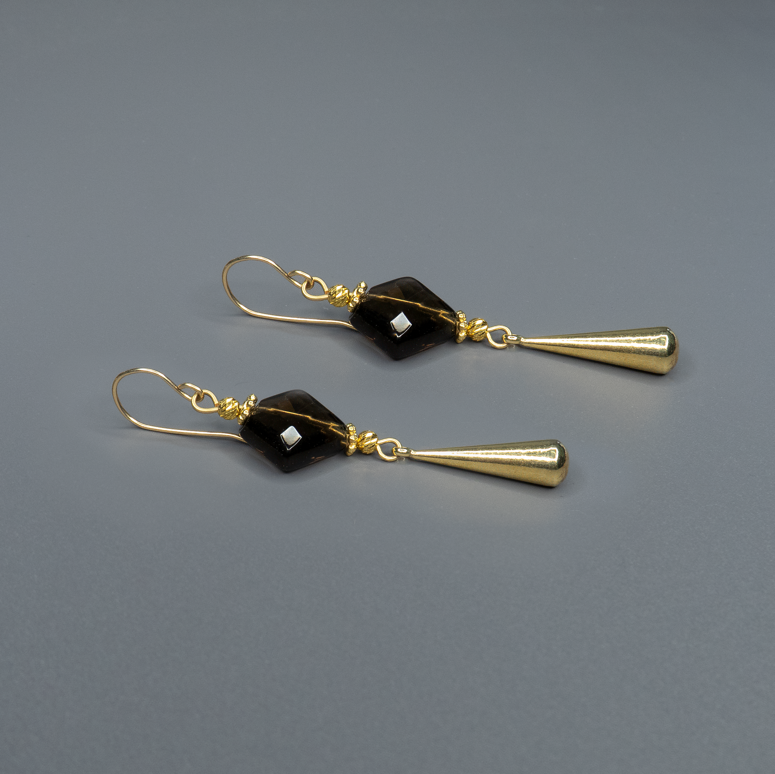 עגילים ארוכים בעיצוב אלגנטי עם אבני חן בגוון חום עשיר – שילוב של חמימות טבעית עם נוכחות עדינה. האבנים משתלשלות על שרשרת או חוט מתכתי דק ומעניקות תחושת תנועה רכה ומאוזנת. מושלם למראה יומיומי סתווי, או כתכשיט ערב עם גוונים חמימים ונשיים. מתאימים לנשים שאוהבות תכשיטים בצבעים טבעיים עם אופי ואלגנטיות שקטה.

