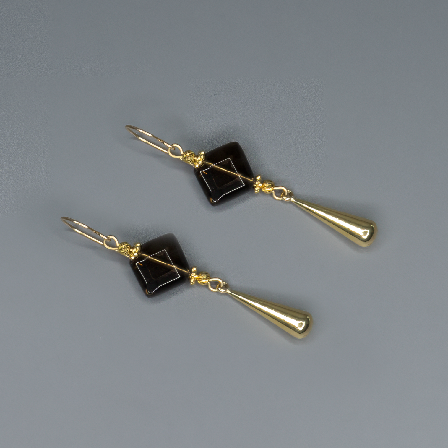 עגילים ארוכים בעבודת יד, עם אבנים חומות בגימור מבריק המשתלשלות בעדינות ומוסיפות נגיעה של עומק וצבע. הגוון החום משתלב בהרמוניה עם גווני עור שונים ויוצר מראה טבעי, רגוע ומעודן. עיצוב שמתאים ליום או לערב, במיוחד לנשים שמחפשות תכשיט מיוחד עם אווירה חמה ואלגנטית.

