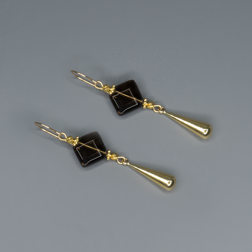 עגילים ארוכים בעבודת יד, עם אבנים חומות בגימור מבריק המשתלשלות בעדינות ומוסיפות נגיעה של עומק וצבע. הגוון החום משתלב בהרמוניה עם גווני עור שונים ויוצר מראה טבעי, רגוע ומעודן. עיצוב שמתאים ליום או לערב, במיוחד לנשים שמחפשות תכשיט מיוחד עם אווירה חמה ואלגנטית.

