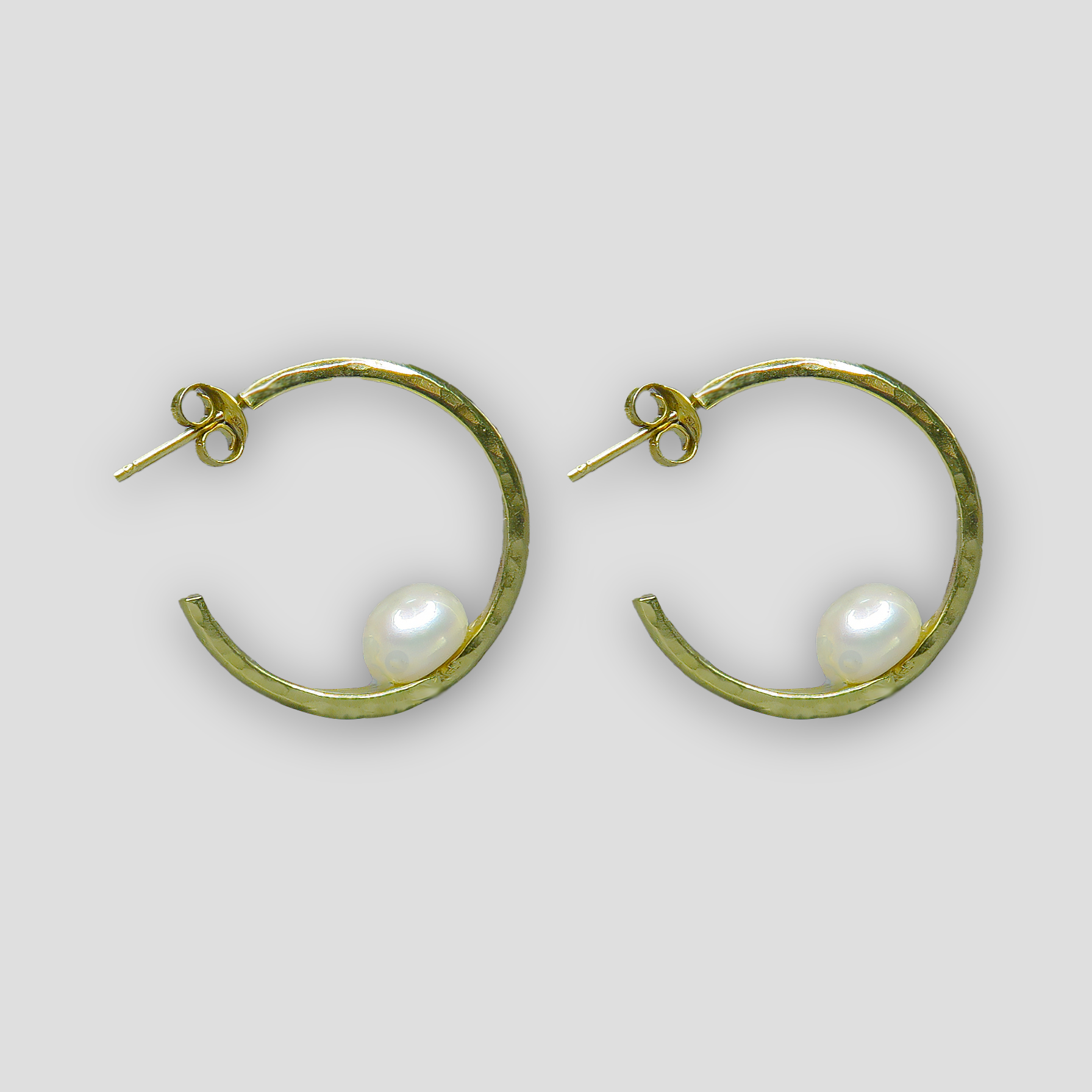 עגילי חישוק עדינים מכסף בציפוי זהב 24 קראט עם פנינה לבנה – שילוב קלאסי של יוקרה ורכות. העגילים מעוצבים בקווים נקיים ואלגנטיים, ומתאימים לכל סגנון – יומיומי או חגיגי. הפנינה הלבנה מוסיפה אור, נשיות ועדינות, ומושכת את העין ביופייה הטבעי. מתאימים לנשים בכל גיל, לאירועים מיוחדים, לחתונה, או כמתנה מרגשת לאישה שאוהבת סטייל עם נגיעה על-זמנית. בסיס העגיל עשוי כסף סטרלינג איכותי בציפוי זהב עמיד ונעים למגע. תכשיט שהוא גם אלגנטי, גם נוח ללבישה – כזה שילווה אותך לאורך כל היום וישלים כל הופעה.

