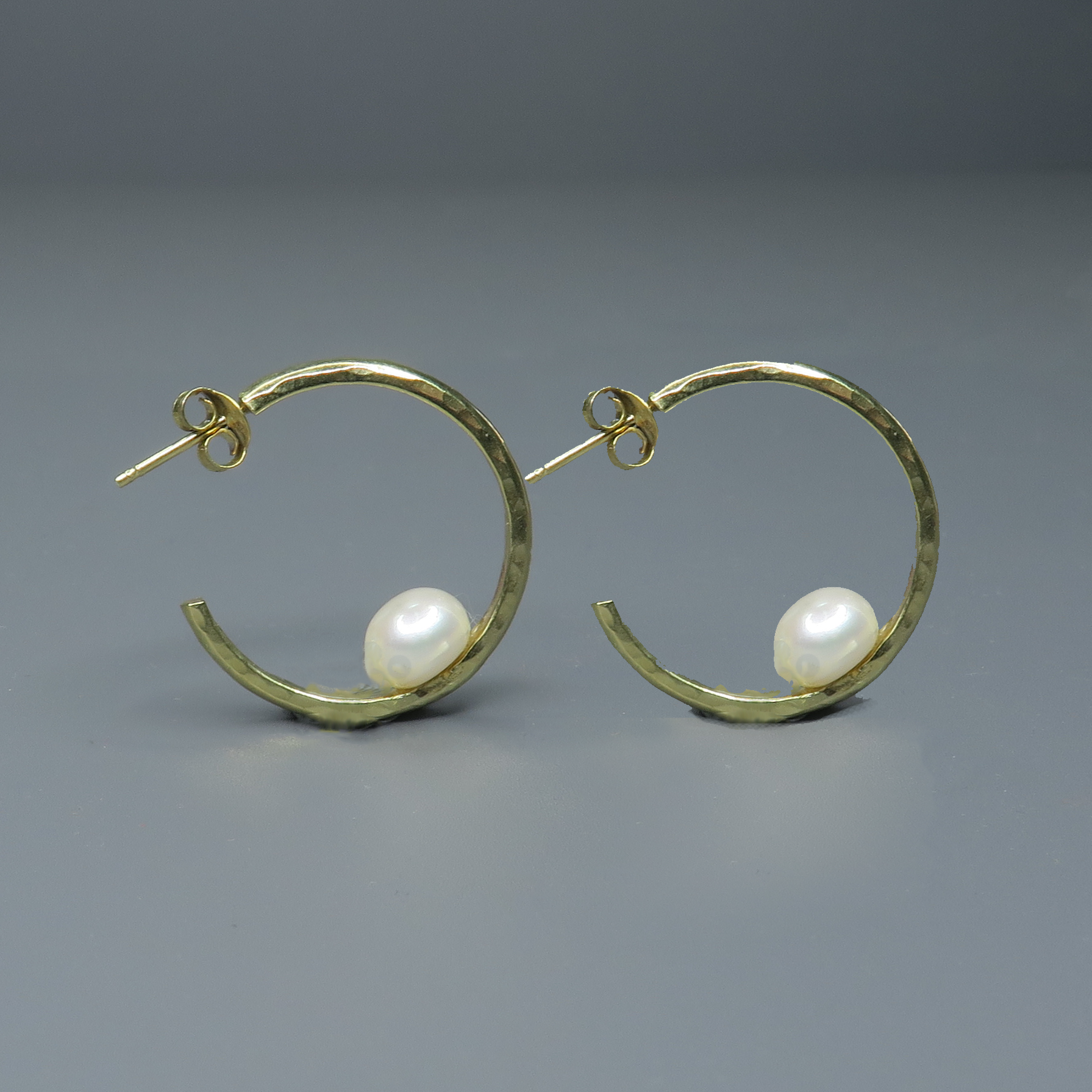 Gold-plated silver hoop earrings with a white pearl