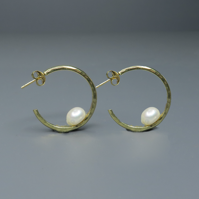 Gold-plated silver hoop earrings with a white pearl