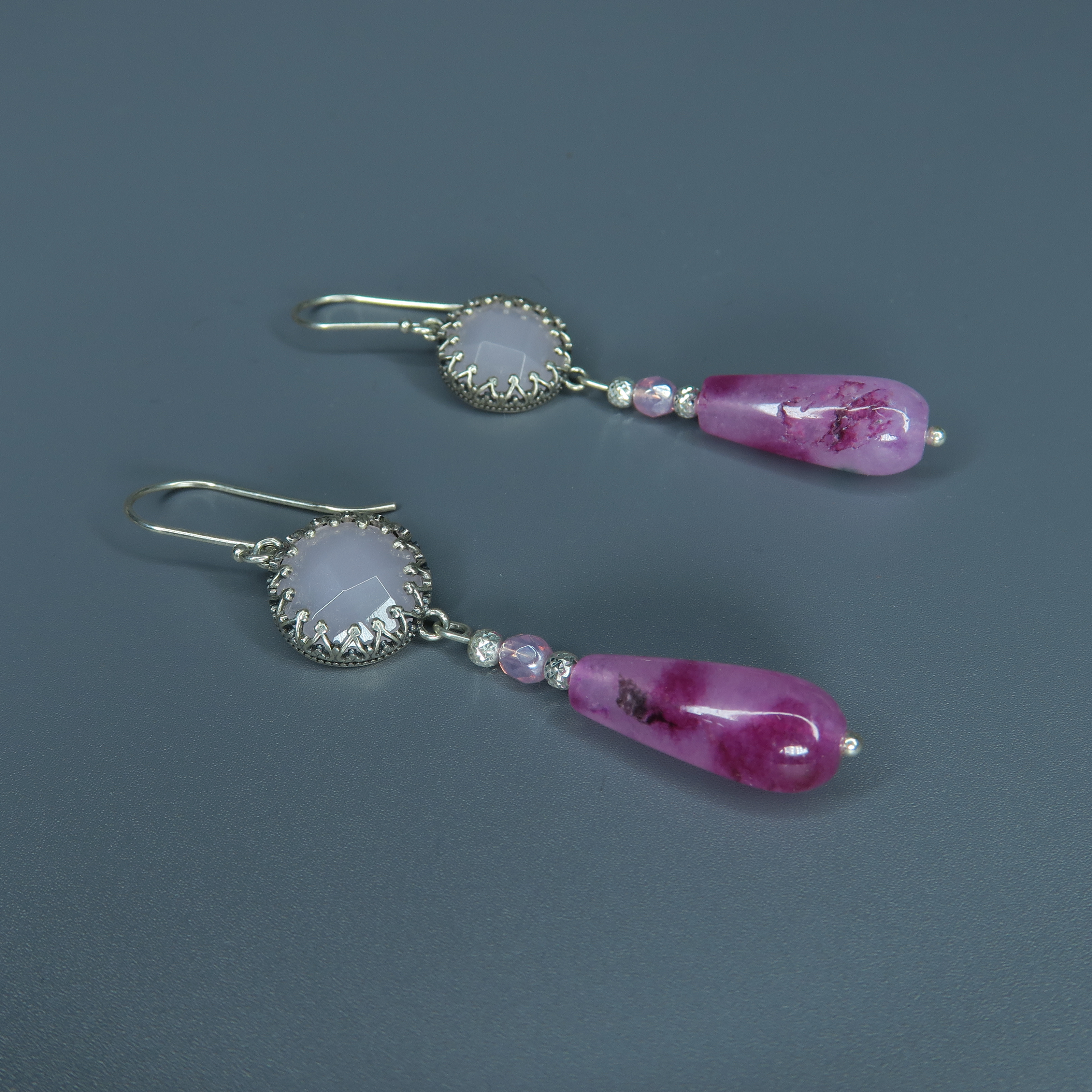 עגילים תלויים מכסף 925 עם שילוב קלאסי של אופליט ורוד בגוון חלומי וטיפת אגת פוקסיה עזת צבע, עיצוב אוורירי וקליל המשרה תחושת חופש, שמחה וזוהר טבעי בכל תנועה.