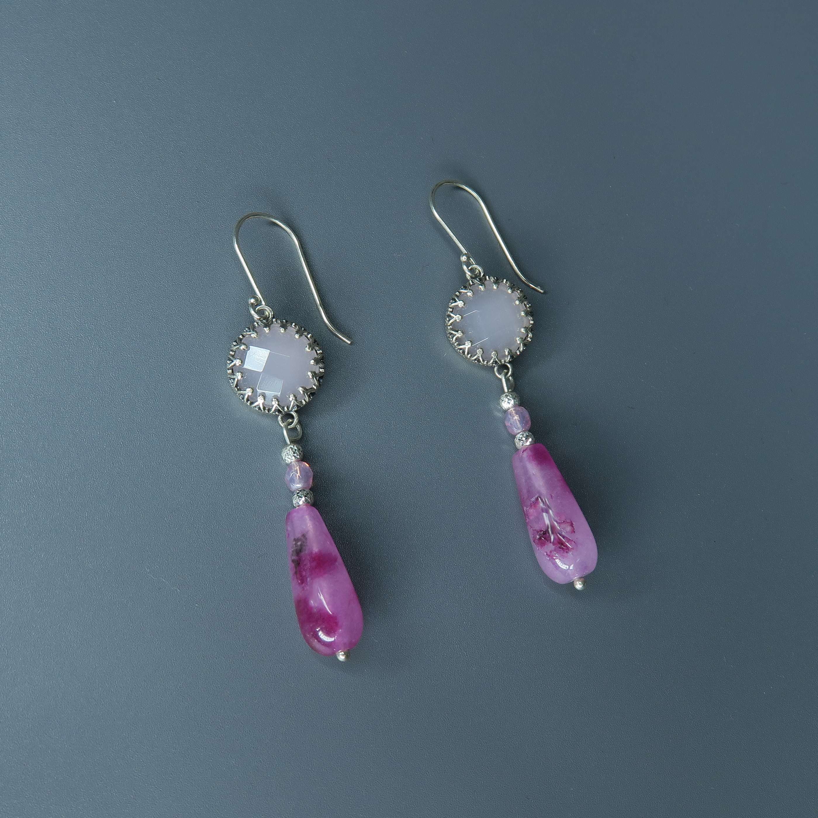 תכשיט ייחודי וקסום – עגילים תלויים עם אופליט בגוון ורוד פסטלי וטיפת אגת פוקסיה עזת צבע, עבודה מוקפדת עם דגש על פרטים קטנים, מעניקים תכשיט עם אופי ועומק, שמשרה תחושת רוך ונשיות עדינה.