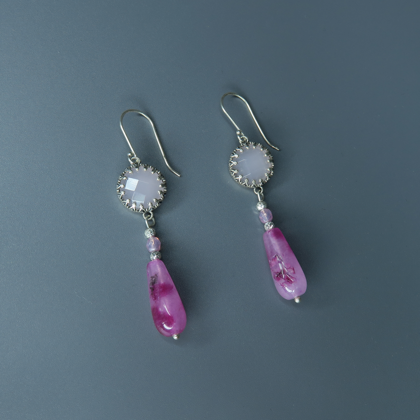 תכשיט ייחודי וקסום – עגילים תלויים עם אופליט בגוון ורוד פסטלי וטיפת אגת פוקסיה עזת צבע, עבודה מוקפדת עם דגש על פרטים קטנים, מעניקים תכשיט עם אופי ועומק, שמשרה תחושת רוך ונשיות עדינה.