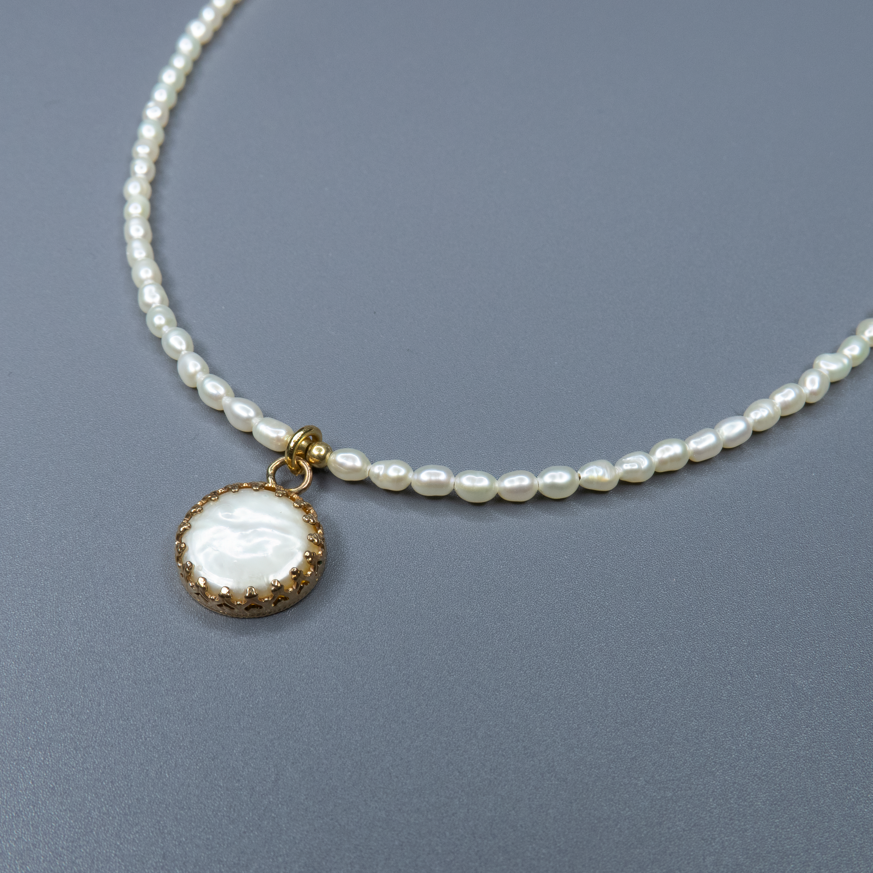 שרשרת נשית עם פנינים בגוון לבנדר טבעי עם תליון מרכזי – תכשיט שילוב של רוך נשי עם קו עיצוב עדכני. הפנינים סגלגלות ובעלות ברק פנינתי טבעי, מעניקות לשרשרת עיצוב מלא עומק ואור פנימי. התליון משתלב בצורה הרמונית עם רצף הפנינים, מוסיף נקודת מוקד עיצובית ומאזן בין פשטות לרושם. מתאימה לענידה ביום יום וגם לאירועים מיוחדים – פריט שמביא איתו סטייל יוצא דופן אך נגיש.