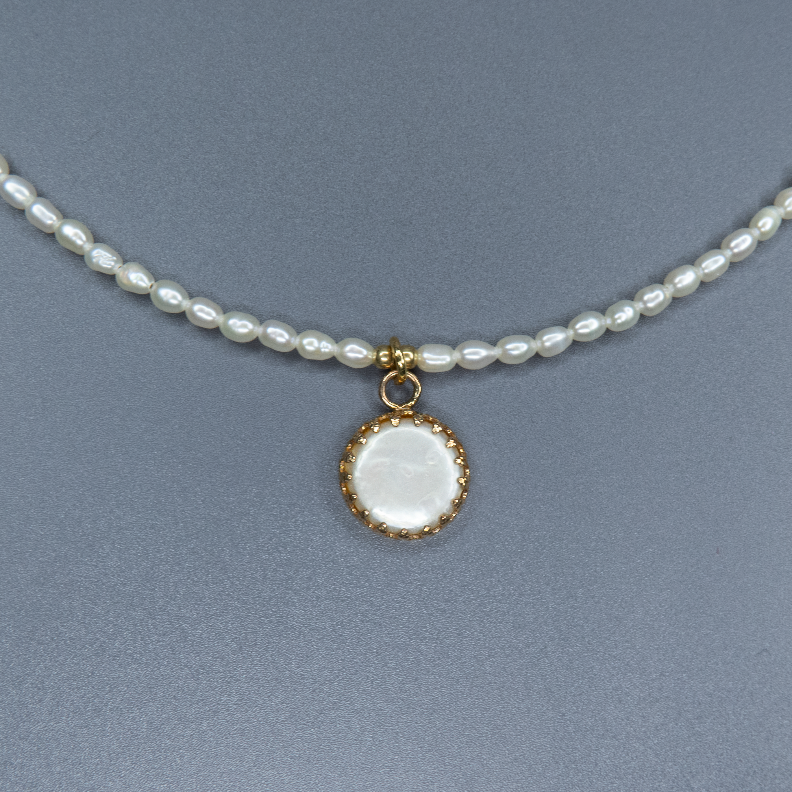 שרשרת עם פניני לבנדר מהודרות עם תליון מרכזי – תכשיט עיצוב שמתחבר בין עולמות ישנים לחדשים. הפנינים סגלגלות ובעלות ברק פנינתי טבעי, מעניקות לשרשרת עיצוב מלא עומק ואור פנימי. התליון משתלב בצורה הרמונית עם רצף הפנינים, מוסיף נקודת מוקד עיצובית ומאזן בין פשטות לרושם. מתאימה לענידה ביום יום וגם לאירועים מיוחדים – מתאים למראה עם אופי – אלגנטי אך לא צפוי.