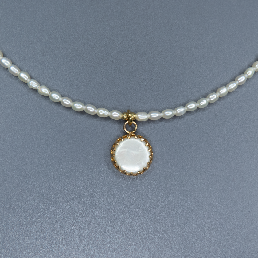 שרשרת עם פניני לבנדר מהודרות עם תליון מרכזי – תכשיט עיצוב שמתחבר בין עולמות ישנים לחדשים. הפנינים סגלגלות ובעלות ברק פנינתי טבעי, מעניקות לשרשרת עיצוב מלא עומק ואור פנימי. התליון משתלב בצורה הרמונית עם רצף הפנינים, מוסיף נקודת מוקד עיצובית ומאזן בין פשטות לרושם. מתאימה לענידה ביום יום וגם לאירועים מיוחדים – מתאים למראה עם אופי – אלגנטי אך לא צפוי.