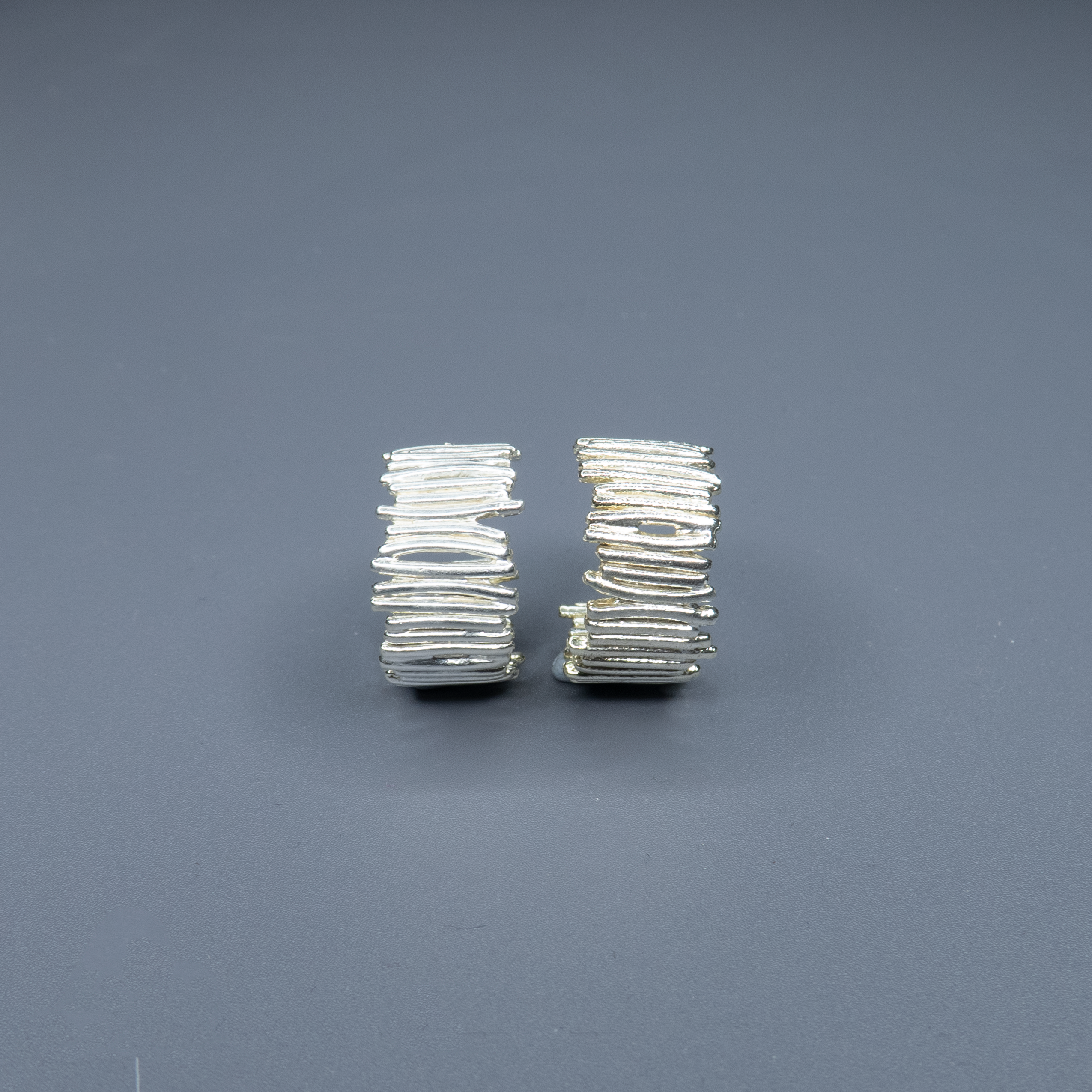 עגילי חישוק מכסף סטרלינג 925 ללא אבנים – תכשיט על-זמני בעיצוב מינימליסטי ונקי. קווים עגולים, אלגנטיים ומדויקים יוצרים מראה קלאסי שמתאים לכל סגנון – קז'ואל, עסקי או ערב. עשויים מכסף אמיתי, עמידים לאורך זמן ומתאימים גם לעור רגיש. העיצוב נטול האבנים מאפשר לענוד אותם עם תכשיטים אחרים או להשאיר את הבמה לזוהר הטבעי של הכסף. עגילים קלילים, נוחים ומלווים אותך כל היום – מושלמים לנשים שאוהבות יופי טבעי וסטייל נקי. תוספת בסיסית ומדויקת לקולקציית התכשיטים שלך.

