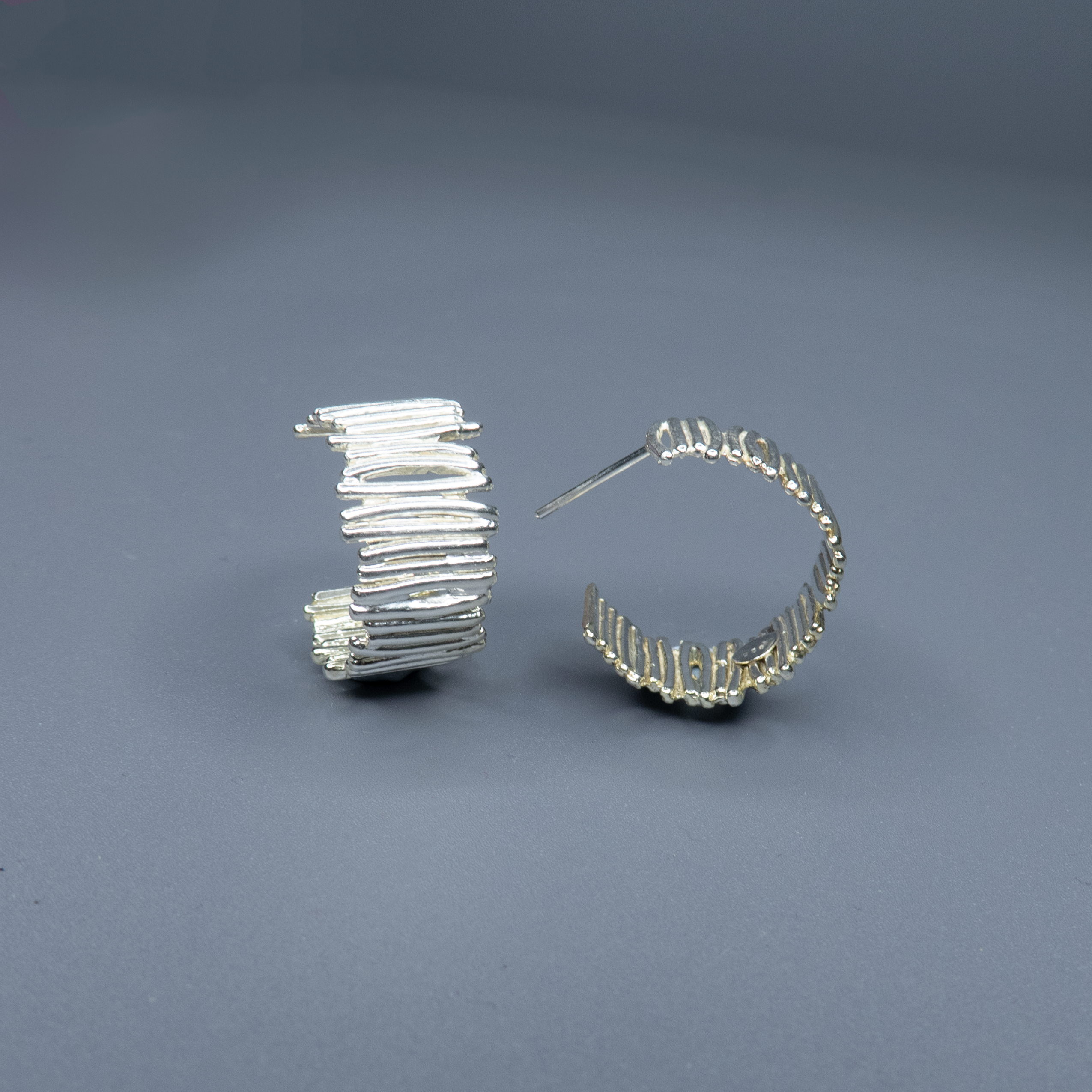 עגילי חישוק בעבודת יד מכסף סטרלינג 925, בעיצוב אלגנטי ונקי, ללא אבנים – ביטוי מושלם של פשטות יוקרתית. החישוקים בעובי מדויק ובגודל מאוזן, מתאימים לכל מראה – מהופעה יומיומית ועד ללבוש ערב אלגנטי. הכסף הטהור מעניק ברק עדין, שמתמזג נפלא עם גווני עור שונים ומשדר סטייל שקט. עגילים שמתאימים לכל עונה, לכל גיל ולכל מצב רוח. מתנה מעולה לאוהבות עיצוב מודרני, נייטרלי ועל-זמני. מגיעים באריזת מתנה מהודרת – תכשיט שהוא גם פשוט וגם מושלם.

