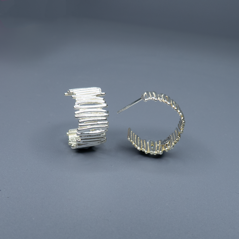 עגילי חישוק בעבודת יד מכסף סטרלינג 925, בעיצוב אלגנטי ונקי, ללא אבנים – ביטוי מושלם של פשטות יוקרתית. החישוקים בעובי מדויק ובגודל מאוזן, מתאימים לכל מראה – מהופעה יומיומית ועד ללבוש ערב אלגנטי. הכסף הטהור מעניק ברק עדין, שמתמזג נפלא עם גווני עור שונים ומשדר סטייל שקט. עגילים שמתאימים לכל עונה, לכל גיל ולכל מצב רוח. מתנה מעולה לאוהבות עיצוב מודרני, נייטרלי ועל-זמני. מגיעים באריזת מתנה מהודרת – תכשיט שהוא גם פשוט וגם מושלם.

