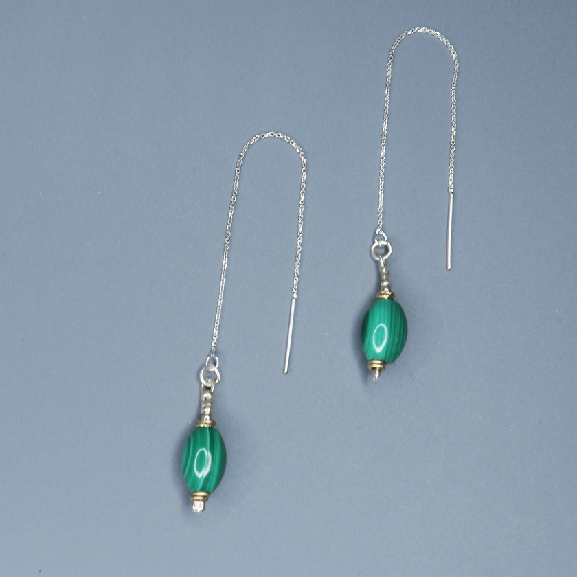 עגילים תלויים בעיצוב אלגנטי עם שרשרת כסף או זהב עדינה ואבן מלכית בגוון ירוק־אזמרגד עמוק. האבן בעלת טקסטורה טבעית משתנה שמוסיפה אופי ועומק לכל עגיל. העיצוב היוקרתי מתאים למראה ערב חגיגי או ללוק קלאסי עם נגיעה מיוחדת. המלכית מסמלת שקט פנימי ועוצמה רגועה, והעגילים עצמם משדרים יוקרה עם נוכחות מתוחכמת. תכשיט אידיאלי למתנה לאישה עם טעם מדויק וחיבור ליופי טבעי.

