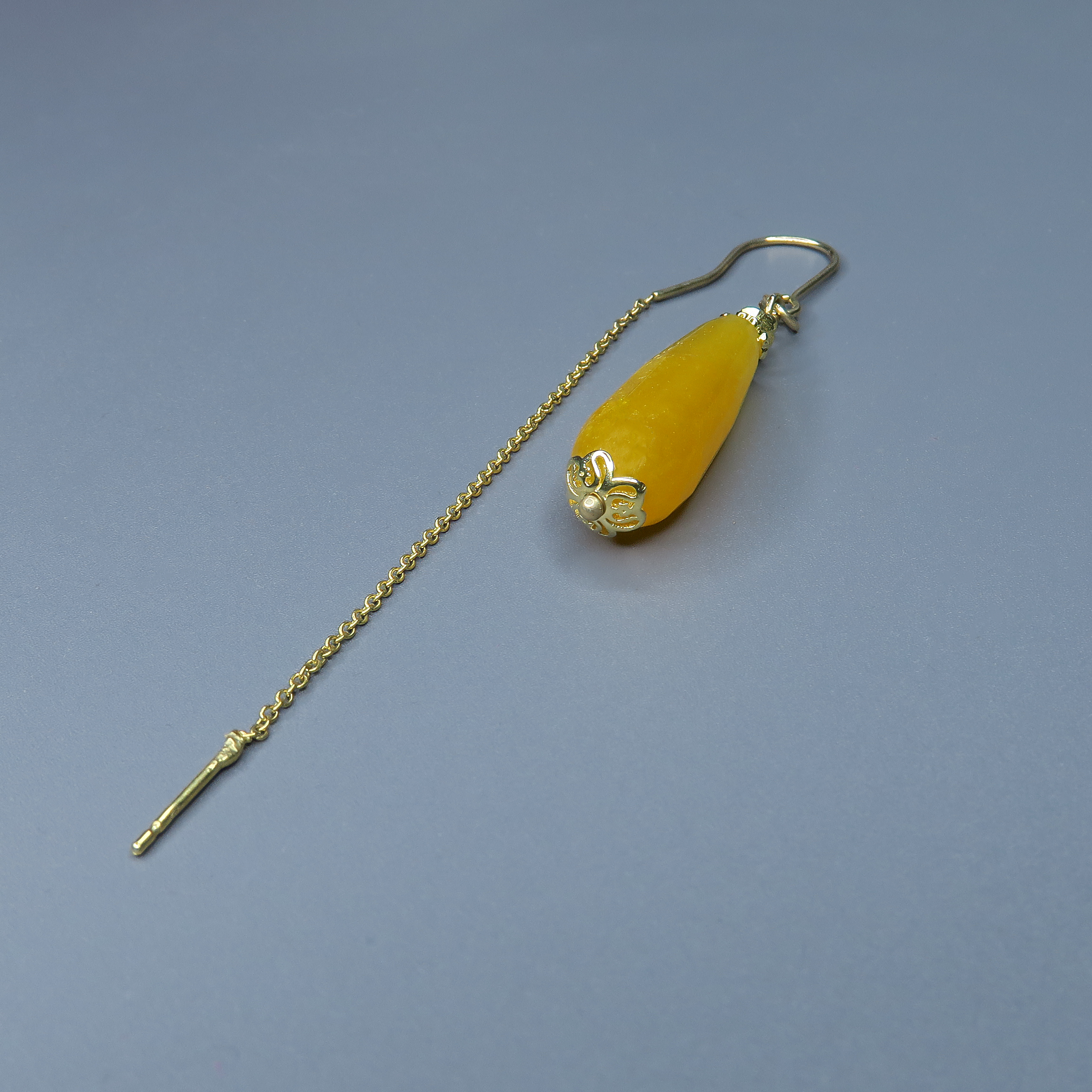 עגילים בעיצוב נקי עם שרשרת מתכת מבריקה ואגת צהובה בעבודת יד. האבן מאירה את הפנים, מוסיפה תנועה וחיוניות, ומביאה איתה אנרגיה שמחה ומעוררת השראה. מושלם למתנה שמשדרת אור, חום וחיוך.

