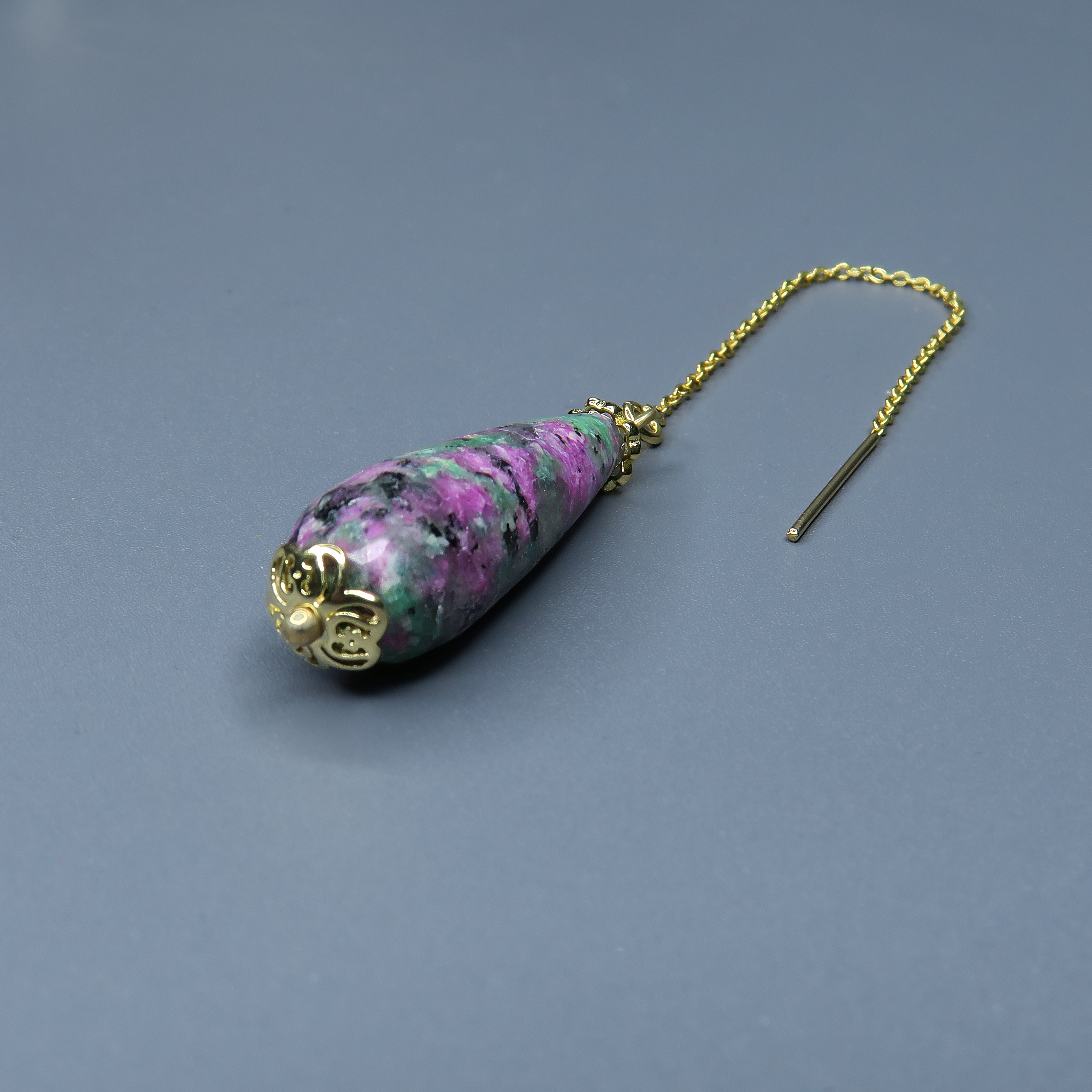 עגילי שרשרת עם אגת מולטיקולור בגוונים עשירים של אדום, ירוק, כחול וורוד, משתלבים בהרמוניה על גבי אבן אחת. התכשיט משדר קלילות, שמחת חיים ותחושת חופש. הבחירה המושלמת למראה בוהו שיק או למי שמחפשת עגילים ייחודיים בעבודת יד.

