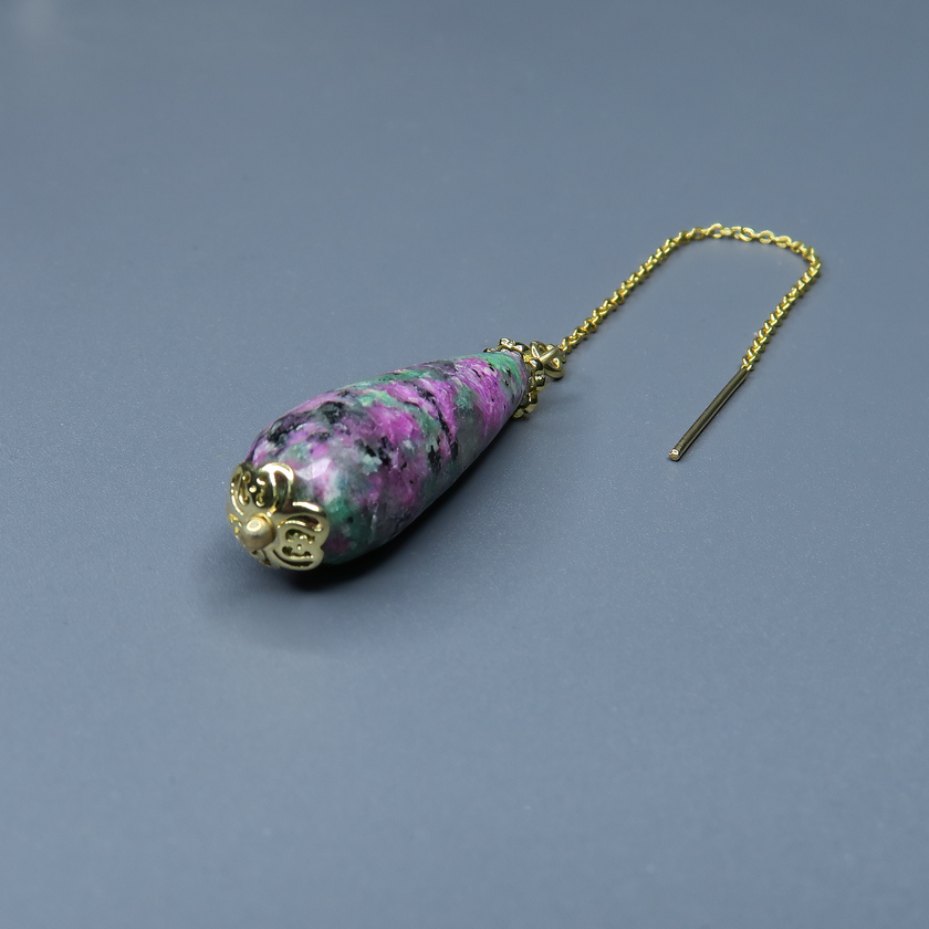 עגילי שרשרת עם אגת מולטיקולור בגוונים עשירים של אדום, ירוק, כחול וורוד, משתלבים בהרמוניה על גבי אבן אחת. התכשיט משדר קלילות, שמחת חיים ותחושת חופש. הבחירה המושלמת למראה בוהו שיק או למי שמחפשת עגילים ייחודיים בעבודת יד.

