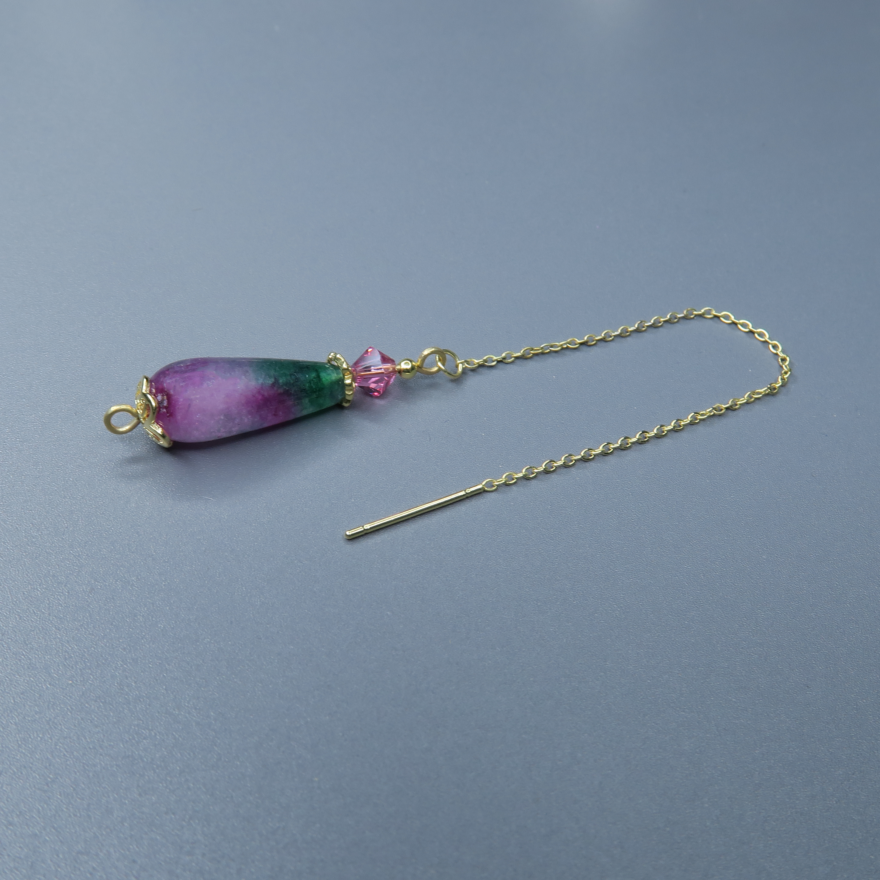 עגילים ארוכים עם שרשרת עדינה ואבן אגת מולטיקולור בגימור חצי־מלוטש. השילוב בין צבעים משתנים – מפסטלים רכים עד גוונים עזים – יוצר עיצוב חי ונושם. עגילים לנשים שאוהבות חופש, יצירתיות ותכשיטים שמשקפים אופי ולא רק סגנון.

