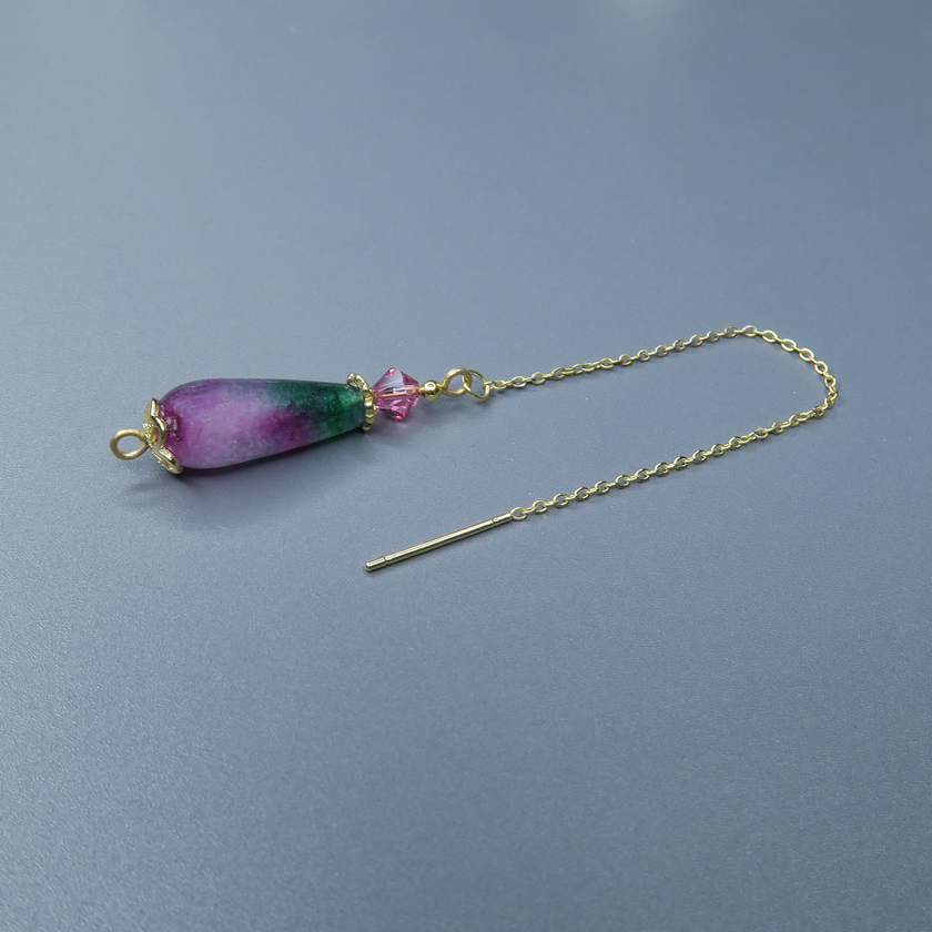 עגילים ארוכים עם שרשרת עדינה ואבן אגת מולטיקולור בגימור חצי־מלוטש. השילוב בין צבעים משתנים – מפסטלים רכים עד גוונים עזים – יוצר עיצוב חי ונושם. עגילים לנשים שאוהבות חופש, יצירתיות ותכשיטים שמשקפים אופי ולא רק סגנון.

