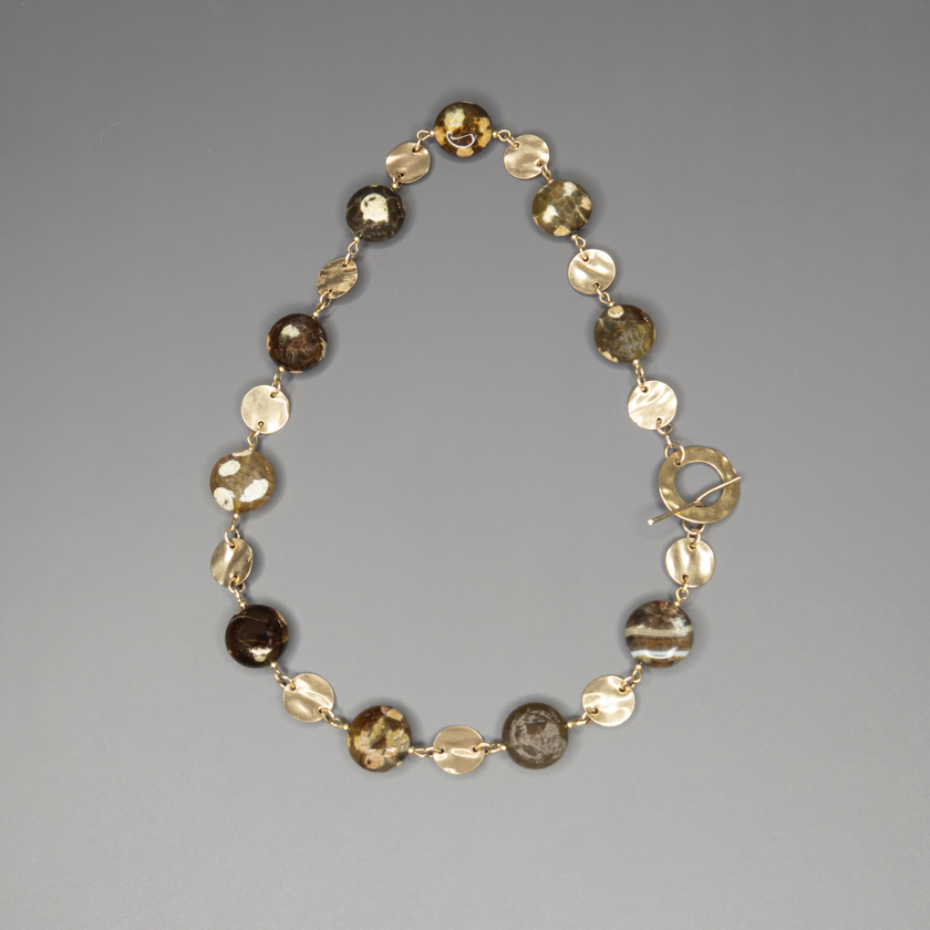 שרשרת חרוזי ג'ספר פיקאסו מלוטשים בעבודת יד, עם גולדפילד עדין ונצחי ונגיעות של עיצוב בוהו־שיק טבעי. האבנים בצבעי חול ואבן, יוצרות מראה הרמוני, עשיר ומעורר סקרנות – כל אבן נראית כמו ציור מינרלי ייחודי. השרשרת משלבת בין צבעים חמים, פני שטח משתנים וזוהר עדין של זהב, ומעניקה תחושת עומק, קרקע ונשימה איטית. מתאימה לנשים עם סגנון אישי מובהק, שמחפשות תכשיט ייחודי, מעודן אך נוכח, שמשדר אהבה לחומרים אמיתיים. פריט מושלם ליום־יום עם טאץ' אחר, או כתוספת שקטה אך אלגנטית למראה ערב פשוט ונעים.