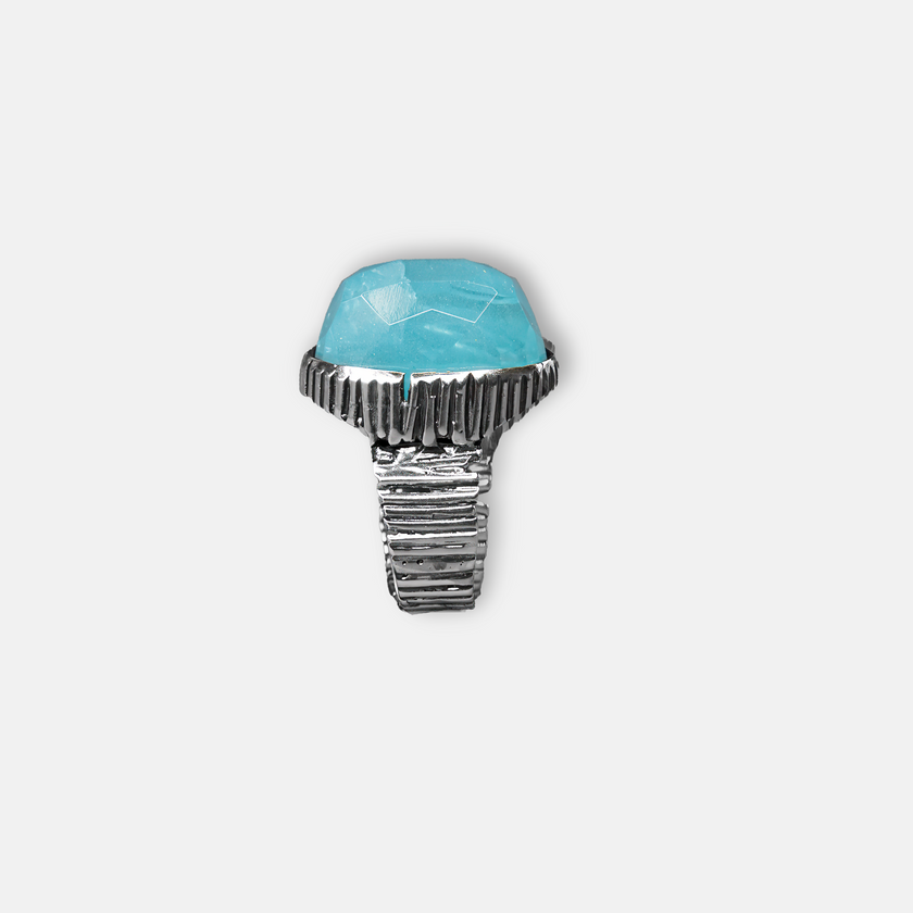 אבן אובלית אופליטית בגוון אוקיינוס משתלבת בתכשיט בעיצוב הרמוני. הגוון נע בין טורקיז בהיר לתכלת עמוק, עם שקיפות ואור פנימי משתנה. תכשיט שמזכיר את המים והשמיים ומעורר תחושת חלום.

