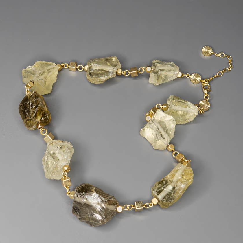 שרשרת כסף עדינה ואלגנטית, משובצת בטופז טבעי עם שקיפות מהפנטת לצד סיטרין טבעי בגוון דבש – הרמוניה של אור וטבע. האבנים נבחרו בקפידה ליצירת תדרים של שמחה באבנים חמות, עם מעבר עדין בין צהוב לימוני לניצוץ קריסטלי צלול. העיצוב שואב השראה מהטבע ומהאור, ומדגיש את האופי הבהיר והמרענן של שתי האבנים. זוהי שרשרת שמתאימה ללבוש יומיומי מלא סטייל וגם לרגעים חגיגיים – תכשיט שמאיר את היום. מתאימה למי שאוהבת תכשיטים עם נוכחות עדינה אך מוארת, אנרגיה חיובית ואסתטיקה שמשדרת שמחה.