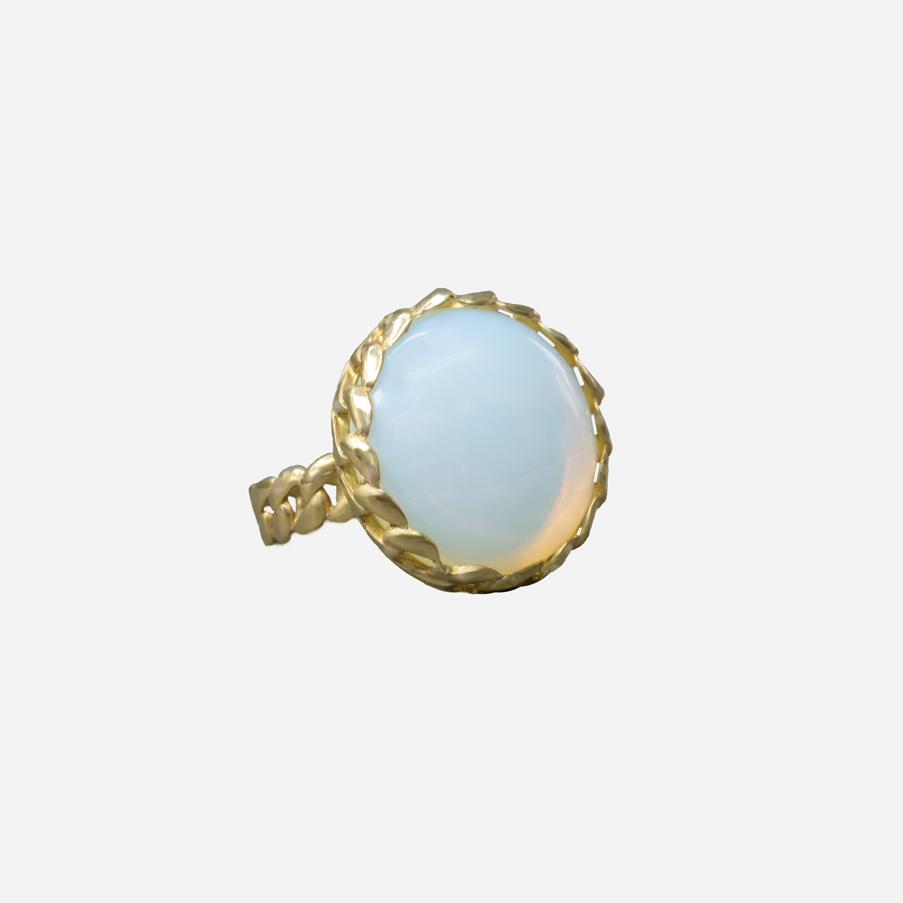 טבעת כסף בעבודת יד עם אבן אופליט אובלית בגוון המזכיר מון סטון – גוון חלבי־כחלחל עם ברק פנימי עדין. האבן משתנה בהתאם לאור ומשרה תחושת רוגע עמוק, כאילו נושאת בתוכה אור ירח רך. עיצוב הטבעת קלאסי ועם זאת ייחודי, מתאים לנשים שמחפשות פריטים שמדברים שפה רגישה, פיוטית ומסתורית.

