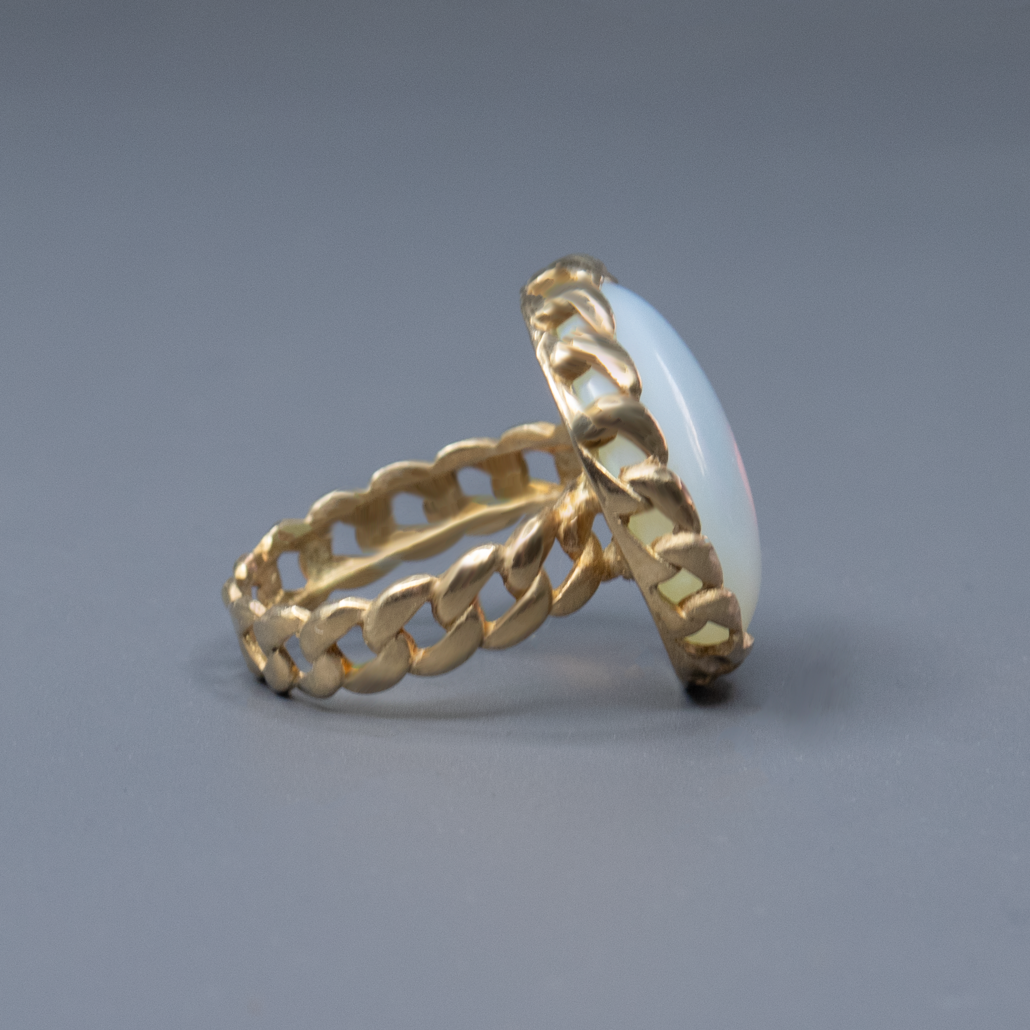 טבעת כסף ייחודית עם אבן אופליט בגוון דמוי מון סטון – מראה חלומי, פנינתי כמעט, עם עומק צבע משתנה וקסום. האבן חתוכה באובל מלוטש, מתאימה בדיוק לטבעת שהיא גם אלגנטית וגם אישית. תכשיט לנשים שמעריכות יופי רך אך עוצמתי, ונוכחות שקטה שמהדהדת.

