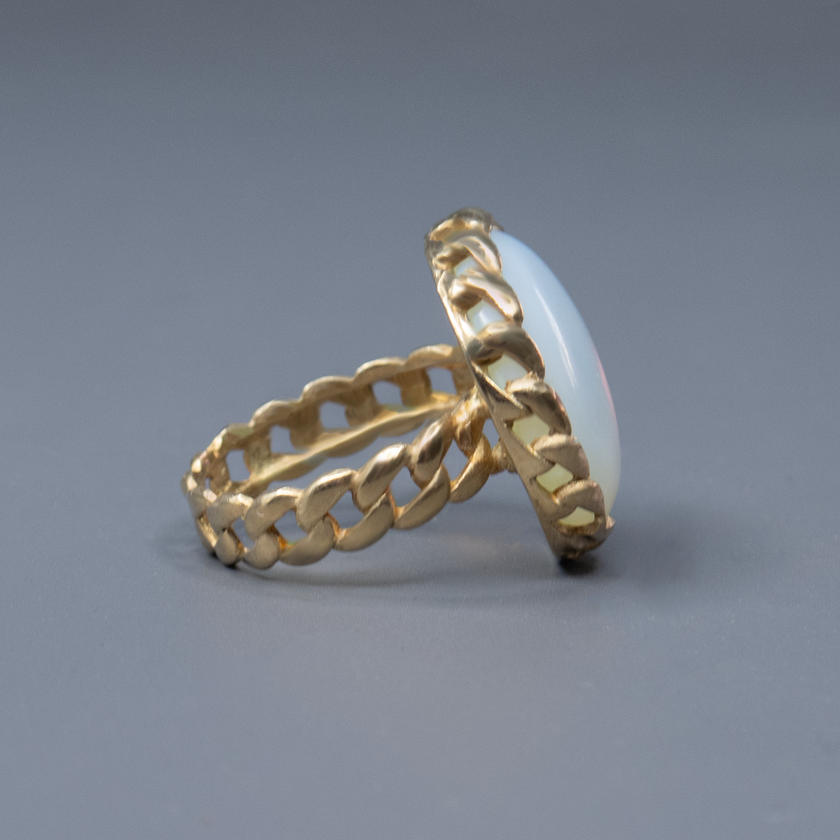 טבעת כסף ייחודית עם אבן אופליט בגוון דמוי מון סטון – מראה חלומי, פנינתי כמעט, עם עומק צבע משתנה וקסום. האבן חתוכה באובל מלוטש, מתאימה בדיוק לטבעת שהיא גם אלגנטית וגם אישית. תכשיט לנשים שמעריכות יופי רך אך עוצמתי, ונוכחות שקטה שמהדהדת.

