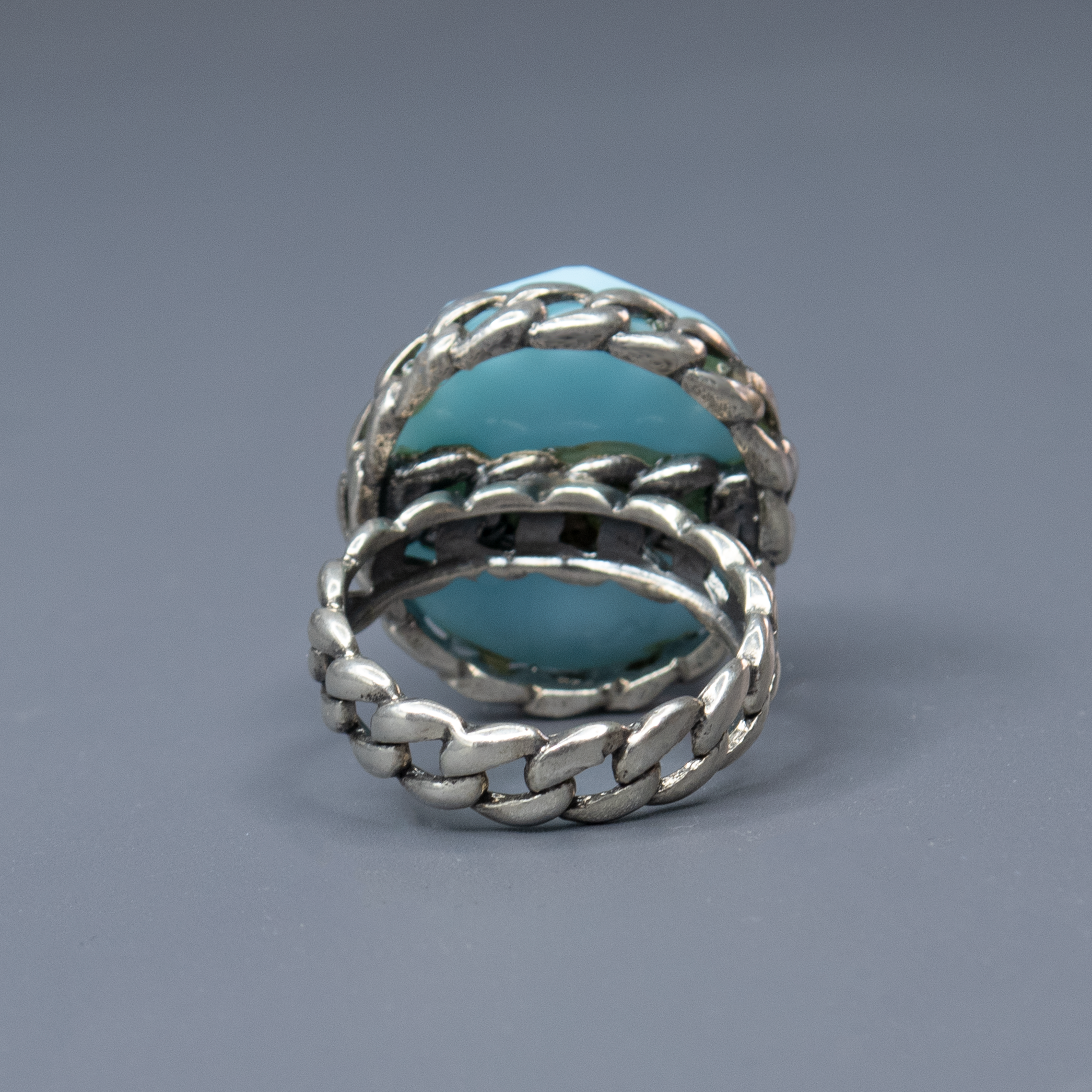 טבעת כסף בעבודת יד, כוללת באבן אופליט אובלית בגוון כחול שמימי – צבע שמזכיר שמיים רכים או אור על פני המים. האבן מלוטשת בצורה עגולה חלקה, בעלת שקיפות פנינה קלה ואפקט זוהר פנימי שמתחלף לפי התאורה. הטבעת משדרת עידון, שלווה רגישה ונוכחות שמושכת מבטים בלי להתאמץ. שילוב בין מתכת הכסף הקרה לבין הגוון התכול הרך יוצר איזון בין אסתטיקה נשית, בין אלגנטיות לאור טבעי. מתאימה לנשים שמחפשות עדות לאופי – רכה אך מדויקת, רגישה אך חזקה. מושלמת כמתנה עם משמעות, פריט יומיומי עם רוך אמנותי, או כתכשיט לאירוע חגיגי באווירה רגועה ומ