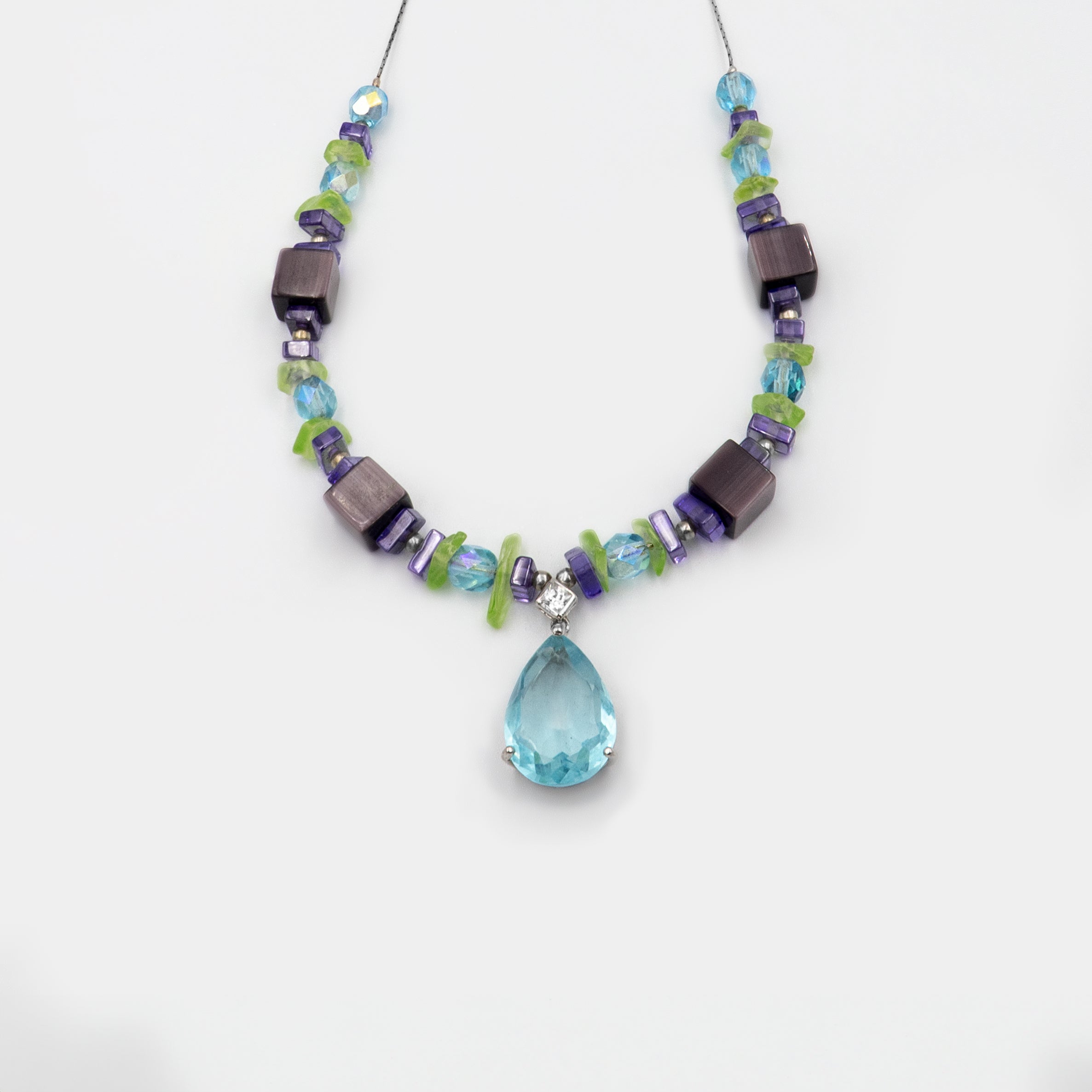 שרשרת בעבודת יד מדויקת עם אבנים בגווני ירוק וסגול – האוליווין מביא אור פנימי, האופליט מוסיף עומק רוחני. תכשיט עם נוכחות שקטה אך עמוקה. עיצוב שמשלב בין טבע לאור, בין צבעים משלימים שמשרים שלווה וייחודיות.