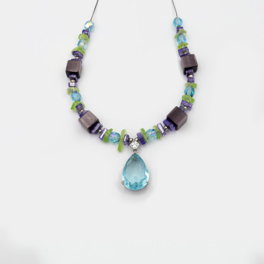 שרשרת בעבודת יד מדויקת עם אבנים בגווני ירוק וסגול – האוליווין מביא אור פנימי, האופליט מוסיף עומק רוחני. תכשיט עם נוכחות שקטה אך עמוקה. עיצוב שמשלב בין טבע לאור, בין צבעים משלימים שמשרים שלווה וייחודיות.