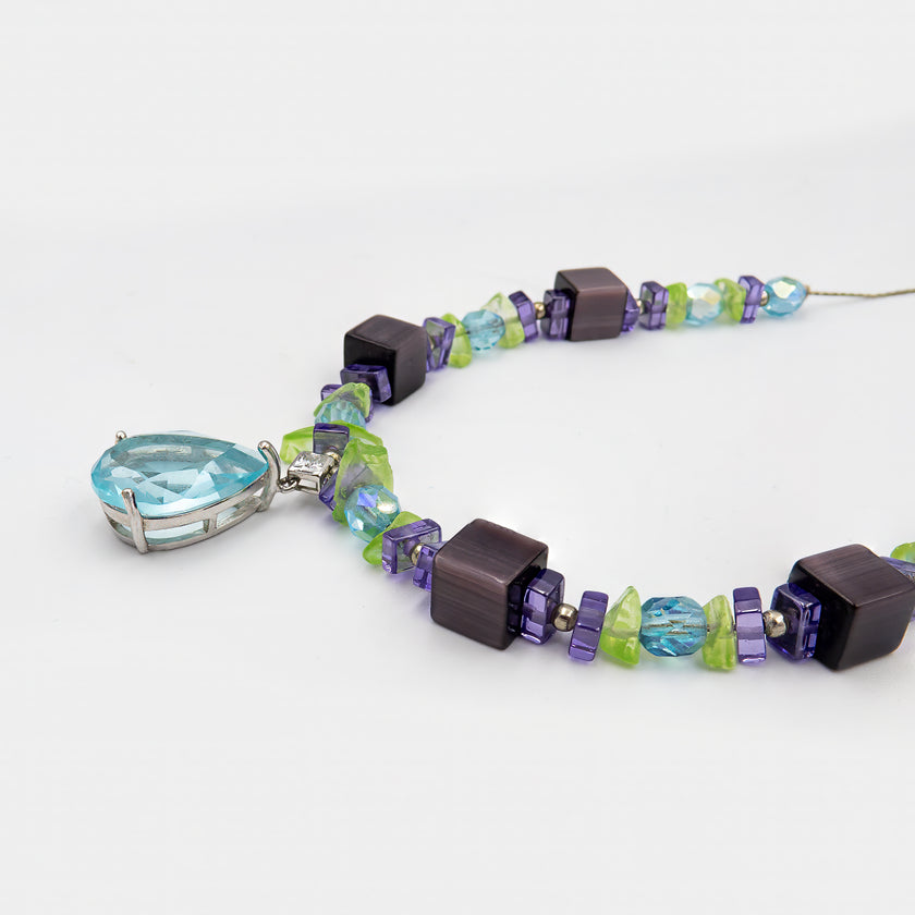 שרשרת בגוונים לא שגרתיים אך הרמוניים – ירוק-אוליווין ופנינה סגלגלה מהאופליט. שילוב שיוצר תחושת טבע רך וחלומי. מושלם לנשים שמחפשות תכשיט יוצא דופן עם משמעות צבעונית ואנרגטית.