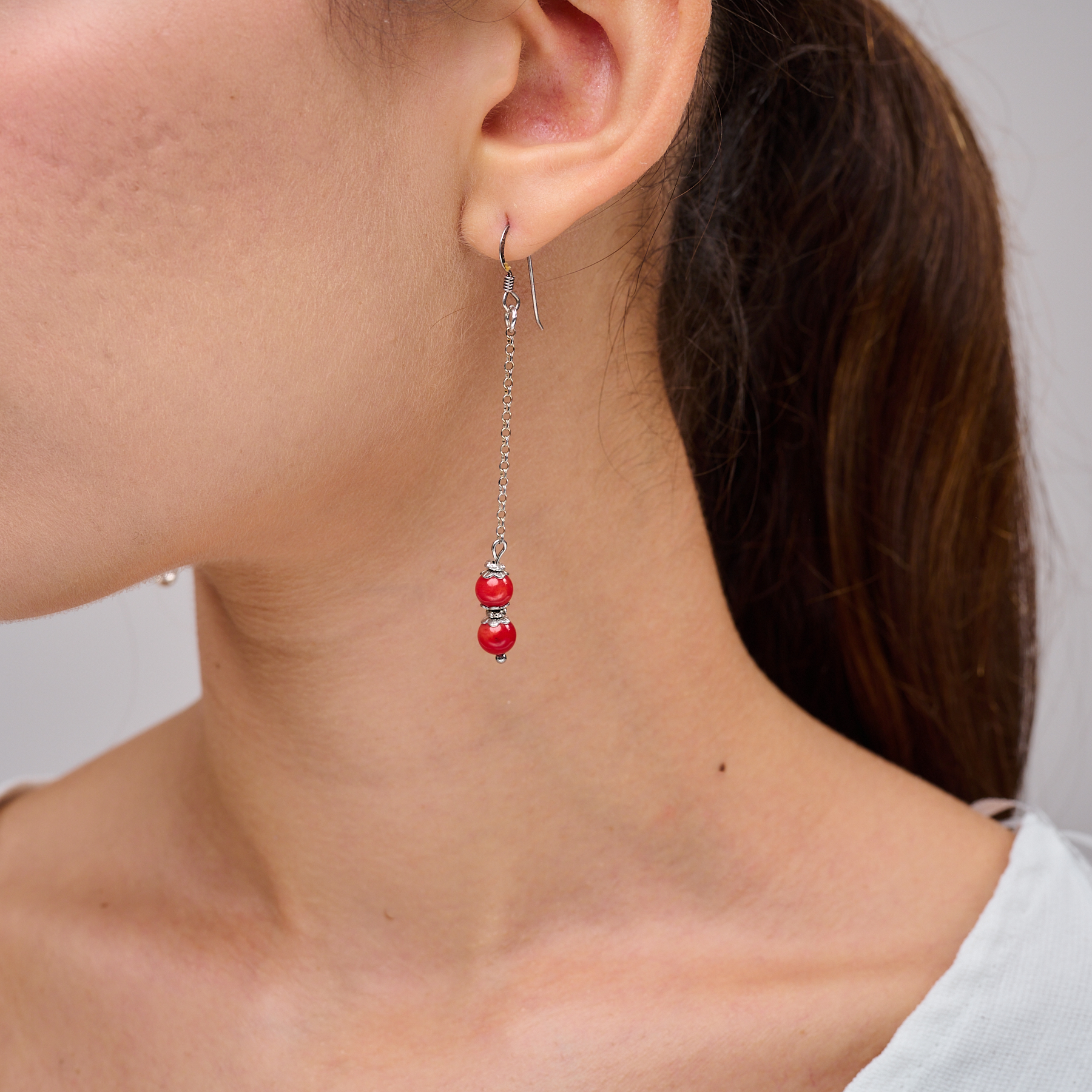 עגיל תלוי ארוך בעיצוב עדין ומודרני, עשוי שרשרת כסף דקה ושתי חרוזים אדומים עם הפרדה כסופה מבריקה. משתלב באופן מושלם עם מראה יומיומי או ערב, ומעניק טאץ’ צבעוני אלגנטי לכל הופעה. עגיל קל ונוח ללבישה, מתאים לנשים שאוהבות עיצוב מינימליסטי עם נוכחות.

