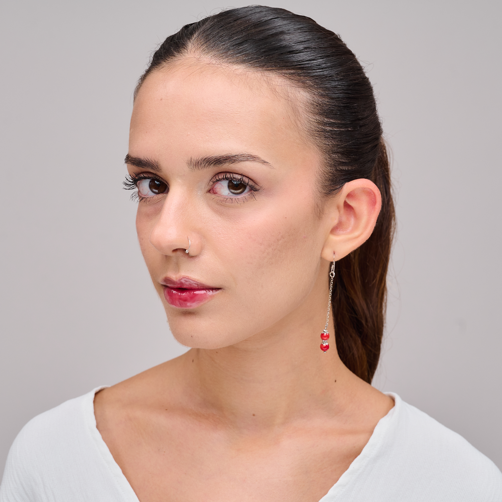 עגיל בעבודת יד עם שני חרוזים אדומים מבריקים המשתלשלים משרשרת כסף ארוכה ודקה. מתאים במיוחד לאירועים, למסיבות או לשדרוג הופעה יומיומית. העיצוב הנקי והצבע האדום הבולט יוצרים שילוב הרמוני של עדינות ונועזות.

