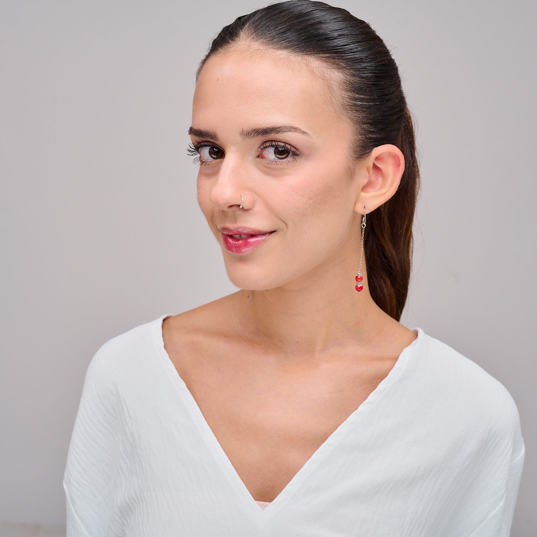 עגיל נשי ומעודן המשלב שרשרת כסף ארוכה ושני חרוזים אדומים זוהרים. שילוב מושלם של צבע וחומר, מעניק תחושת תנועה רכה וקלילה. מתאים למי שמחפשת עגילים עם אופי – שקטים אך לא שגרתיים.

