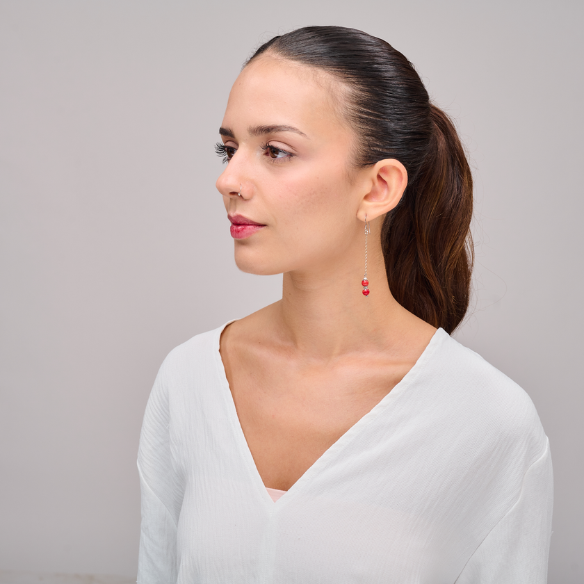 עגיל ארוך בעיצוב עדין ומינימליסטי, עשוי שרשרת כסף דקה המשתלשלת מעלה וכוללת שתי חרוזים אדומים מבריקים, מופרדים באלמנט כסף דקורטיבי. עיצוב קליל ומתוחכם שמתאים לנשים שאוהבות מראה מודרני עם טאץ’ של צבע עז. מתאים לשימוש יומיומי וגם לערב חגיגי, משלים הופעה אלגנטית או קז'ואלית עם נוכחות שקטה ונשית.

