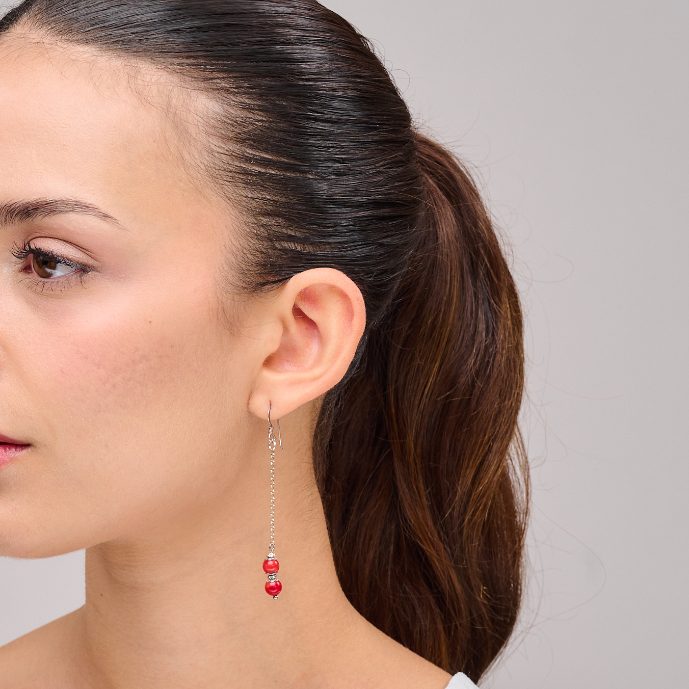 עגיל תלוי מכסף סטרלינג עם שני חרוזים אדומים בגימור מבריק, תלויים על שרשרת כסף ארוכה ודקה. העיצוב הנקי והאלגנטי משתלב עם סגנונות לבוש רבים – מהמראה היומיומי ועד לשמלה לאירוע. מושלם לנשים שמחפשות תכשיט מיוחד ולא שגרתי, שמשלב בין עדינות לצבעוניות קלה ומעודנת.

