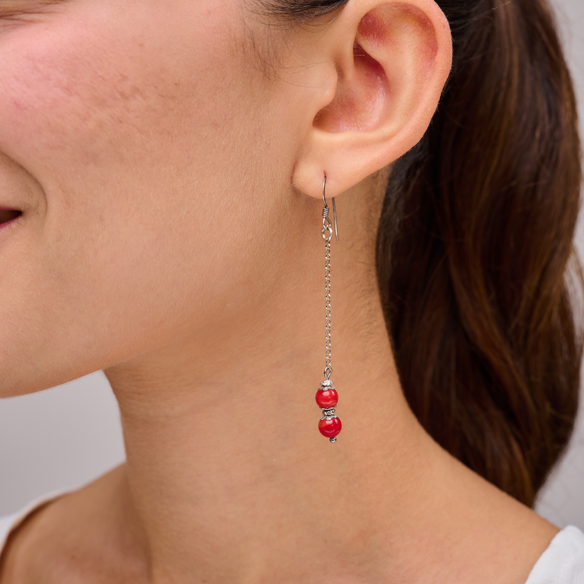 עגיל ארוך בעבודת יד, משלב שרשרת כסף מבריקה ושני חרוזים אדומים זוהרים עם הפרדה כסופה. מתאים לנשים שאוהבות פריטים קלילים אך בעלי נוכחות. החרוזים מוסיפים צבע חם ומלא חיים, בעוד השרשרת מעניקה תחושת תנועה זורמת ונשית. מושלם למתנה או כפינוק לעצמך.

