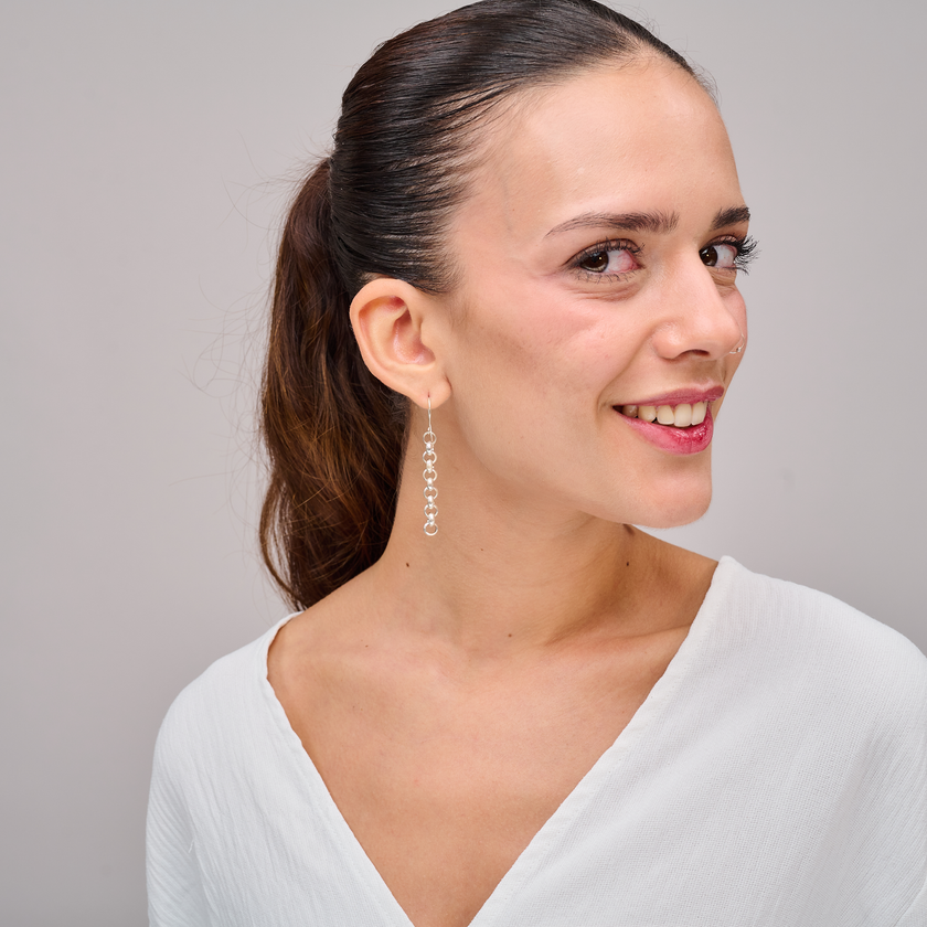 עגילים תלויים עשויים משרשרת כסף ללא שיבוץ אבנים, בעיצוב מודרני ונקי. קווים זורמים, אלגנטיות מינימליסטית ונוכחות מעודנת. מושלמים לנשים שאוהבות עגילים ארוכים עם טאץ' עיצובי ייחודי. תוספת מסוגננת לכל מראה – מקז'ואל יומיומי ועד שמלת ערב חגיגית.

