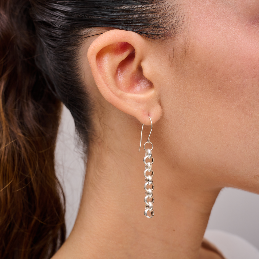 עגילים תלויים מכסף סטרלינג, עשויים משרשרת כסופה ומבריקה, בעיצוב ארוך ומתנועע ללא אבנים. מתאימים לאישה שמחפשת מראה מסוגנן אך לא מתאמץ. שילוב בין עדינות לנוכחות, עגילים שישדרגו כל הופעה באלגנטיות רכה.

