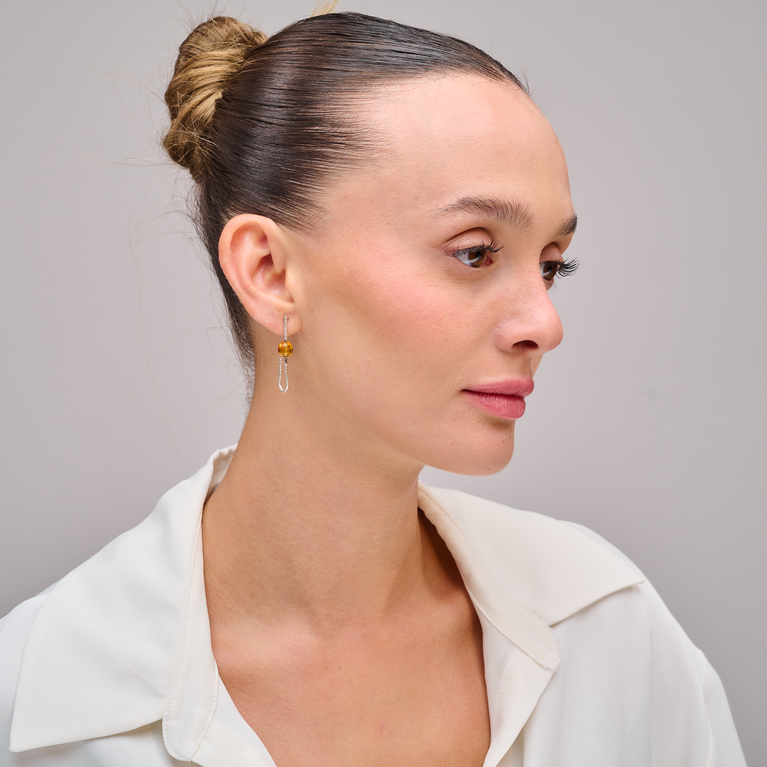 עגילים עם אבן ענבר קוניאקית – צבע עשיר ועמוק שמקרין חום, עוצמה ונשיות. האבן משתלבת נהדר עם קווי מתכת עדינים ליצירת תכשיט מאוזן ונוכח. עגילים שמתאימים במיוחד לנשים עם טעם קלאסי שאוהבות תכשיטים עם סיפור, שורשים ותחושת טבע.

