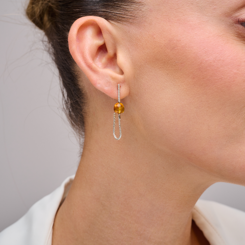 עגילים מכסף סטרלינג עם ענבר בלטי טבעי – בחירה מדויקת לנשים שמעריכות חומרים אורגניים, עיצוב איכותי ונגיעת צבע חמימה. מתאים לבגדים כהים או טבעיים, לעונות הסתיו והחורף או כל מראה שרוצה להוסיף לו חיים ואור רך. פריט בעבודת יד שמחמיא לכל סגנון.

