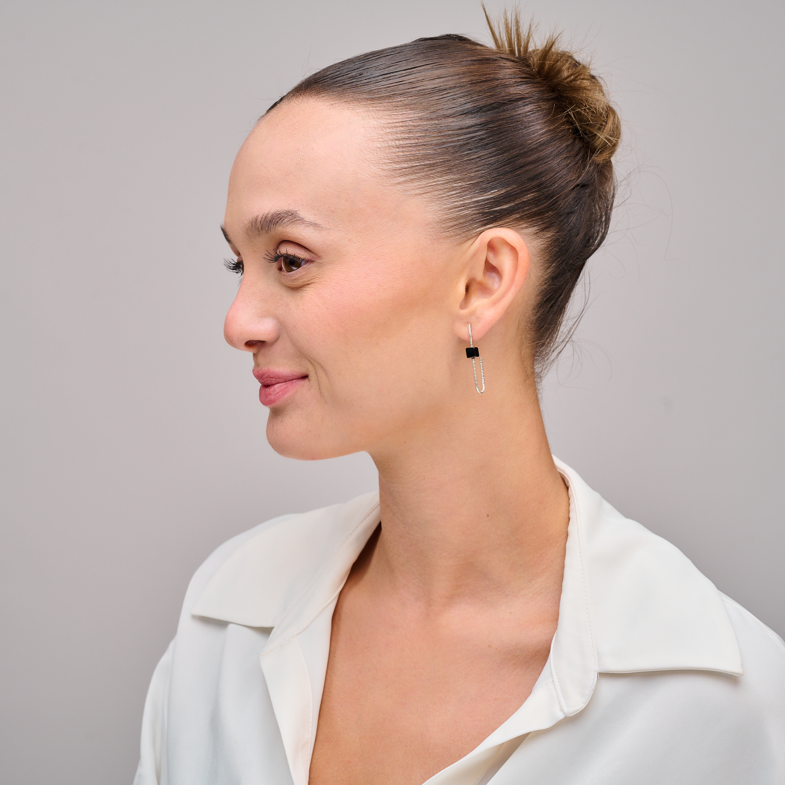 עגילים משובצים אוניקס כהה – פריט קלאסי שמתאים לכל סגנון לבוש. מתאים לנשים שמעריכות עיצוב עם משמעות, עוצמה פנימית ואלגנטיות שאינה צועקת. עבודת יד מוקפדת שמדגישה את יופייה הטבעי של האבן, ויוצרת תכשיט עמיד, איכותי ובעל נוכחות.

