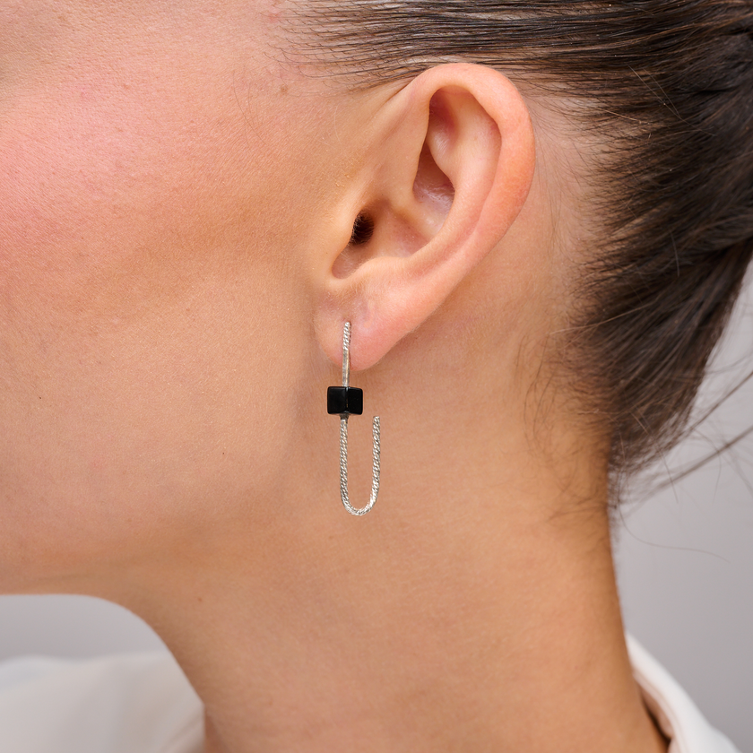 עגילים מעוצבים עם אוניקס – שילוב של מסתורין ותחכום. האבן השחורה מסמלת הגנה, איזון ועוצמה פנימית, והעגילים מהווים דרך אלגנטית לבטא את כל אלו. עיצוב שמתאים ליום ולערב, עם סגירה נוחה שמתאימה גם לנשים פעילות. פריט שהוא הרבה מעבר ליופי – הוא גם סמל אישי.

