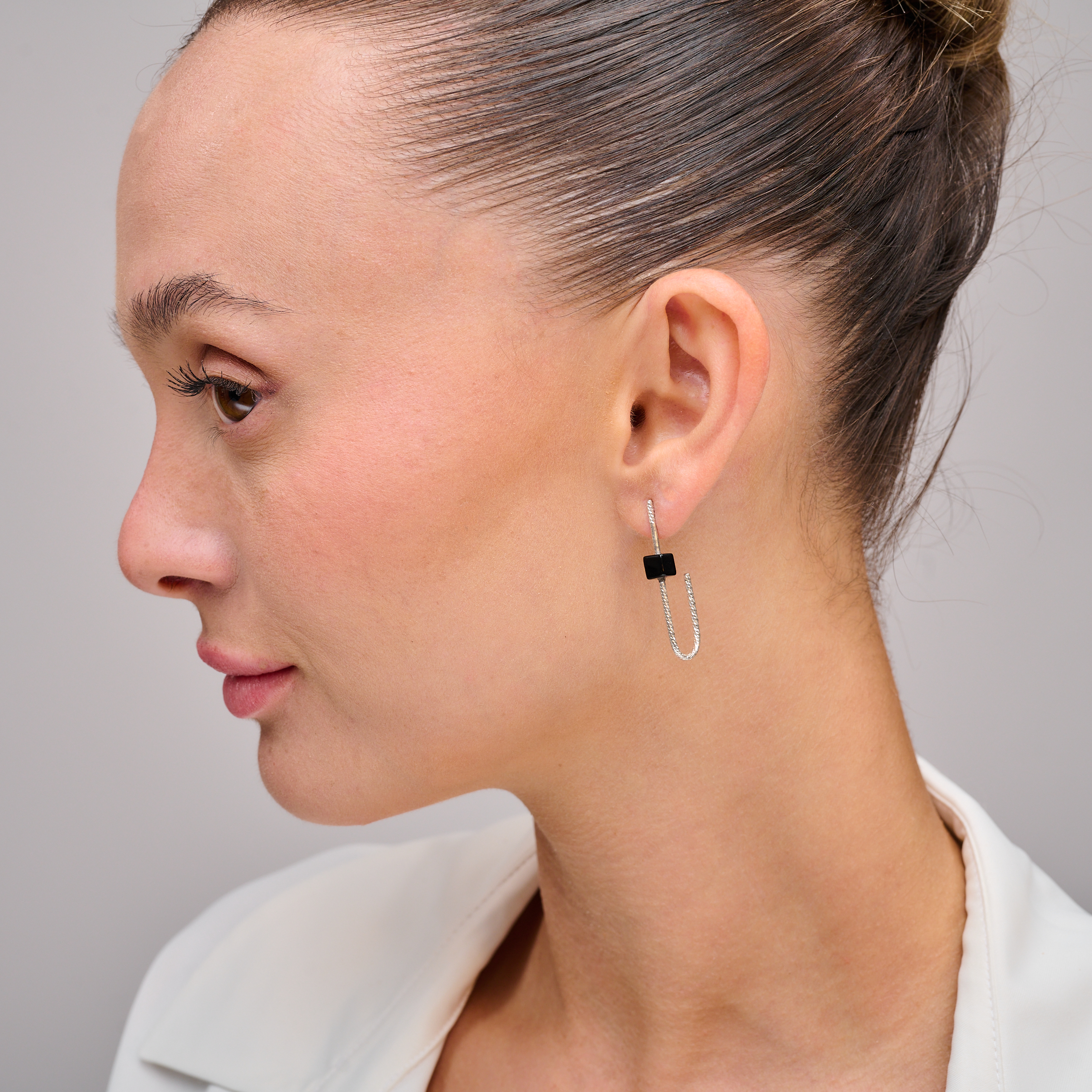 עגילי כסף מעוצבים עם אבן אוניקס – תכשיט שמשלב מינימליזם ותחכום. האבן השחורה מוסיפה עומק לכל הופעה, והעיצוב המודרני הופך אותם לפריט חובה לאוהבות סגנון אלגנטי ונקי. מתאימים גם כמתנה מושלמת ליום הולדת, יום נישואין או כל אירוע משמעותי. פריט איכותי בעבודת יד עם שיק עכשווי.

