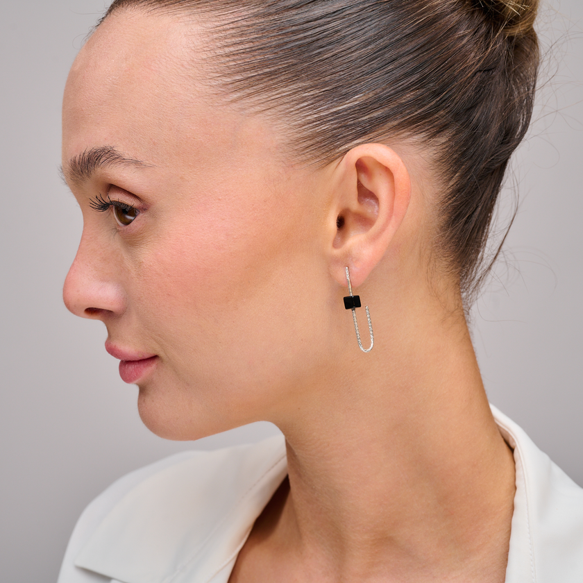 עגילי כסף מעוצבים עם אבן אוניקס – תכשיט שמשלב מינימליזם ותחכום. האבן השחורה מוסיפה עומק לכל הופעה, והעיצוב המודרני הופך אותם לפריט חובה לאוהבות סגנון אלגנטי ונקי. מתאימים גם כמתנה מושלמת ליום הולדת, יום נישואין או כל אירוע משמעותי. פריט איכותי בעבודת יד עם שיק עכשווי.

