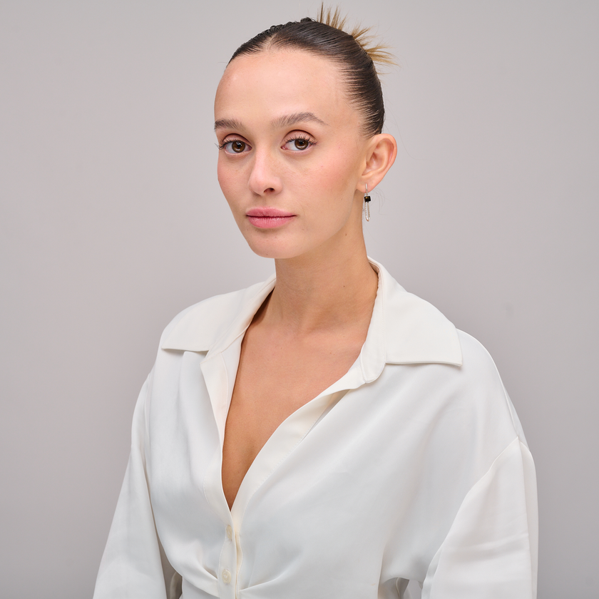 עגילי אוניקס ייחודיים עם מראה דרמטי ומודרני. השחור העמוק של האבן משתלב בצורה מושלמת עם קווי עיצוב נקיים, ויוצר תכשיט שמתאים לאוהבות מראה נועז אך מאוזן. מתאים לאירועים, לעבודה, או ליצירת מראה ייחודי ביום-יום. תוספת אלגנטית לכל תלבושת, עם ניחוח של עוצמה וסגנון אישי.

