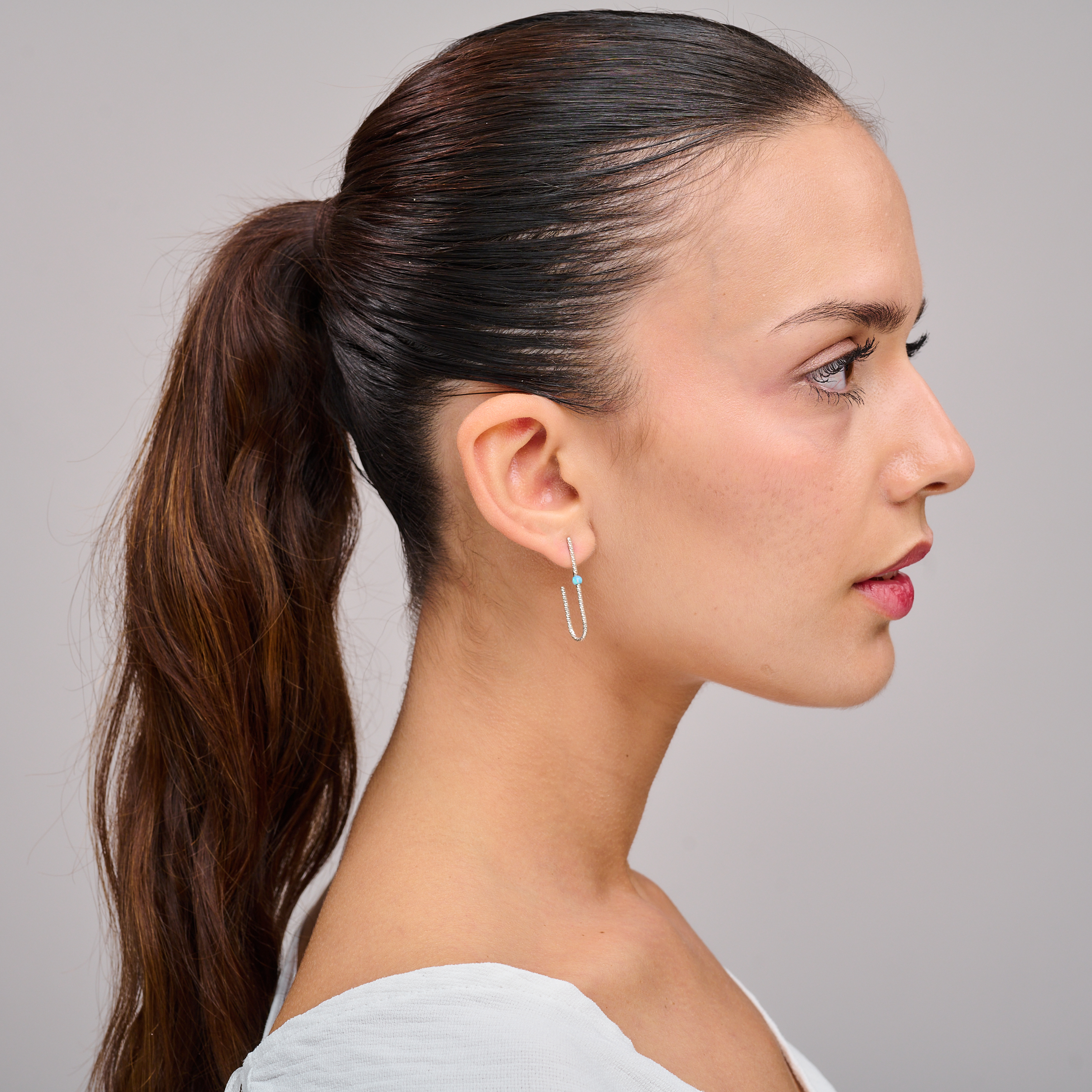 עגילי חישוק בעיצוב נקי ומודרני עם אופל לבן-חלבי – תכשיט שמשדר רוך, אלגנטיות ורוחב לב. החישוק הקל משלב בין מסורת לעיצוב עכשווי, והאופל מוסיף נצנוץ מרגיע שמושך את העין. מתאים ליום-יום, לעבודה או לערב רומנטי. מושלם כמתנה לעצמך או לאישה אהובה.

