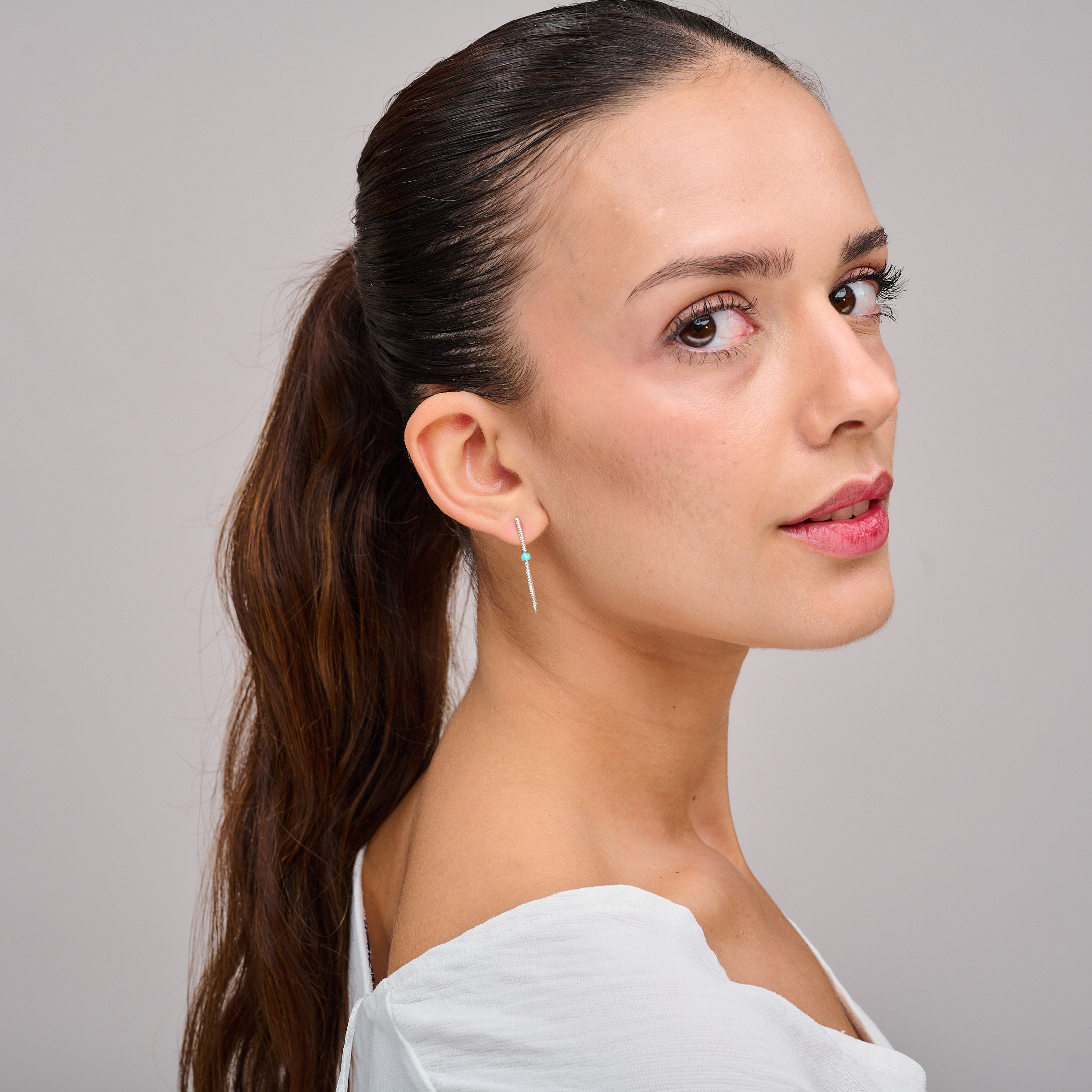 עגילי חישוק אלגנטיים עם אופל – שילוב מושלם בין עיצוב נעים לעין לבין אבן בעלת אנרגיה רוחנית מיוחדת. האופל נחשב לאבן של יצירתיות ואינטואיציה, והברק הפנימי שלה מחמיא לכל גוון עור. העגילים מתאימים לכל גיל ולכל עונה, עם סגירה נוחה ועיצוב שמחמיא לכל מראה.

