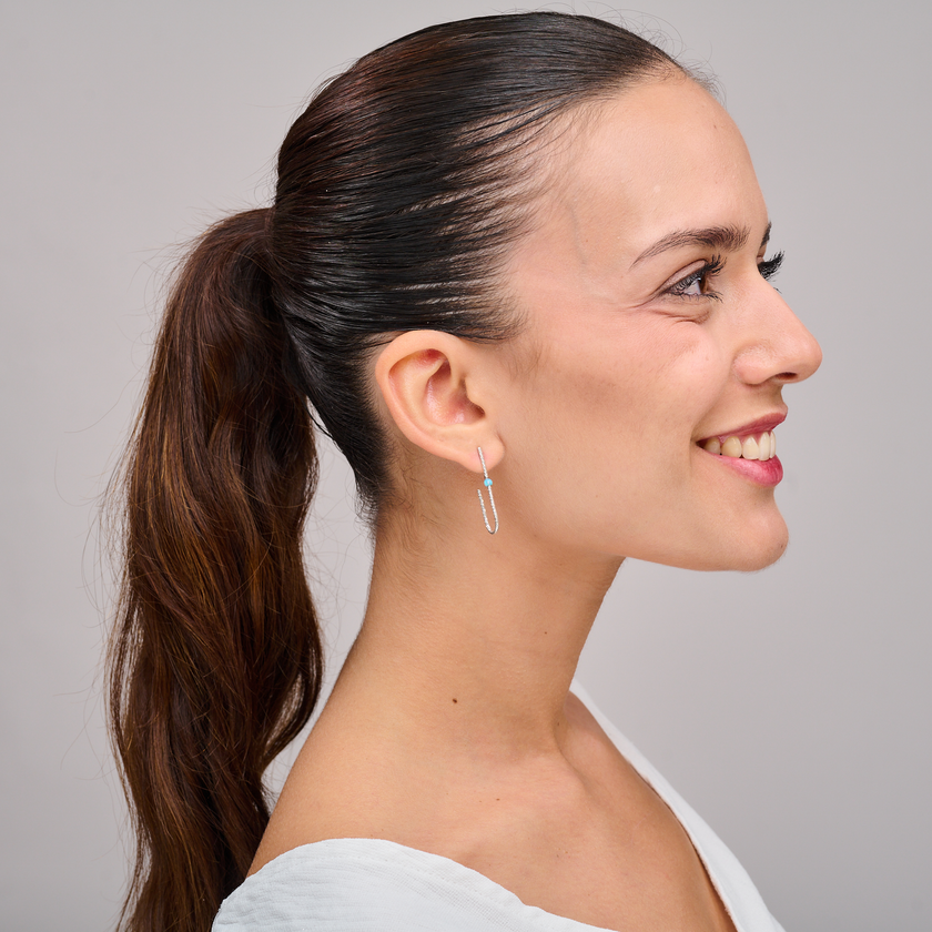 עגילי חישוק עם אופל בגוונים משתנים – תכשיט שמביא איתו תנועה, אור וצבעים עדינים. כל תזוזה חושפת גוון אחר באבן, החל מכחול ועד ורוד ופנינה. העיצוב שומר על קווים נקיים ומודרניים, מושלם לשילוב עם תכשיטים נוספים או ללבוש לבד כאמירה עדינה ומדויקת.

