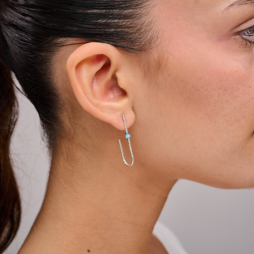 עגילים בסגנון חישוק עם אופל – מושלמים לנשים שאוהבות עיצוב אלגנטי אך לא מתאמץ. האופל מוסיף משחק אור צבעוני, והחישוק יושב בצורה מחמיאה על האוזן. תכשיט שמתאים גם ללבוש יומיומי וגם לערב, ומתנה מושלמת למי שאוהבת סטייל ייחודי עם משמעות.

